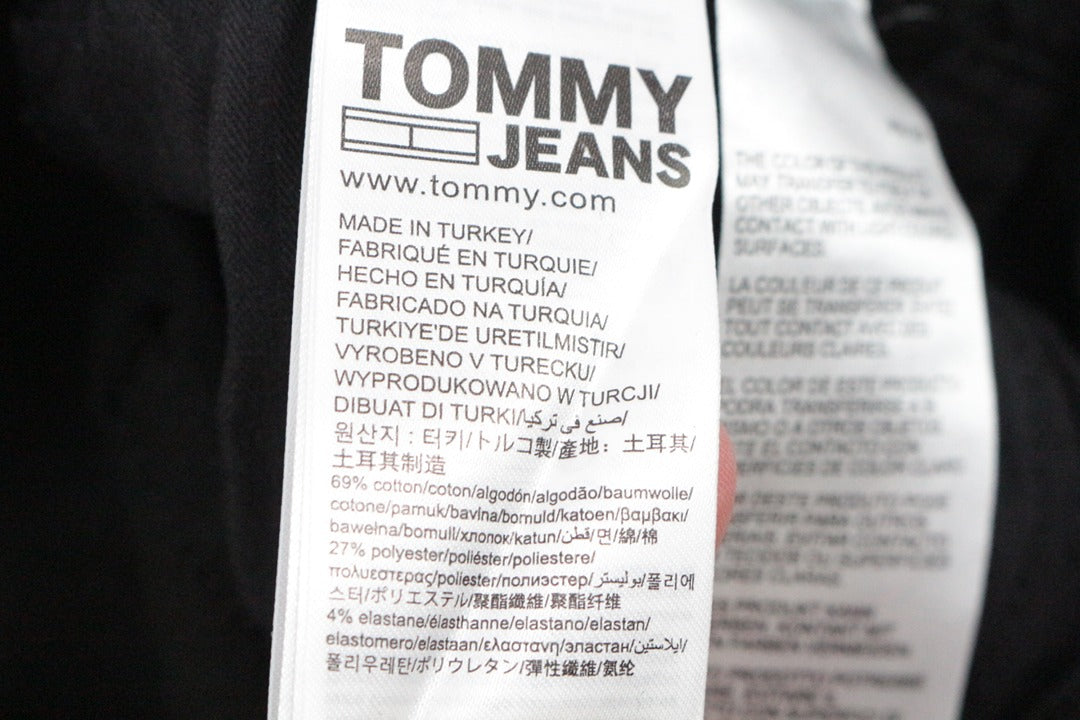 Étiquette intérieure Frippindealz d'un jean droit Tommy Jeans noir indiquant la composition en coton et élasthanne