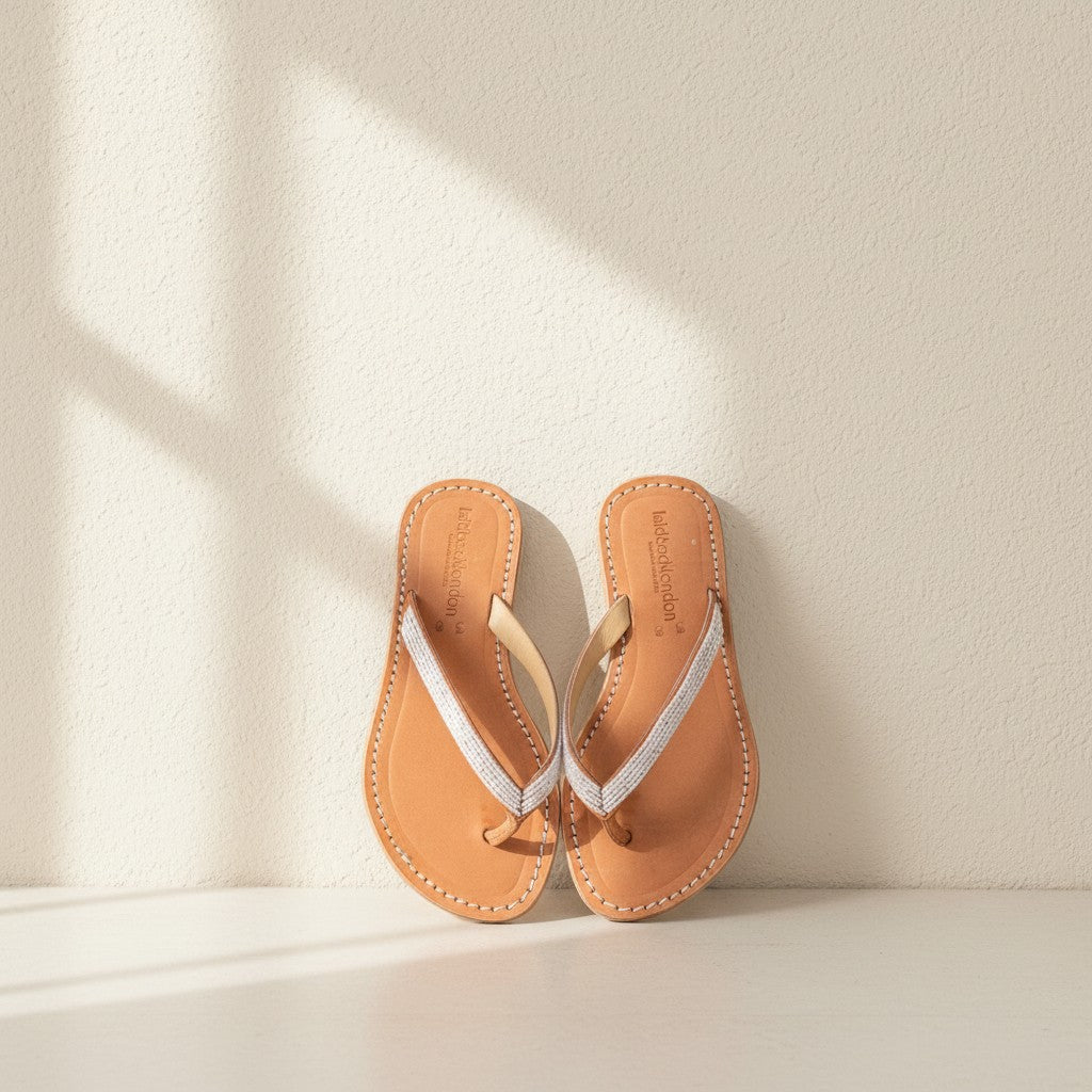 Tongs artisanales Frippindealz Laidback London en cuir marron avec brides ornées de perles blanches