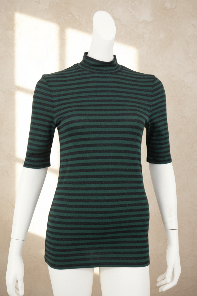 Top rayé noir et vert Frippindealz à col montant, coupe ajustée en mélange viscose et coton sur mannequin