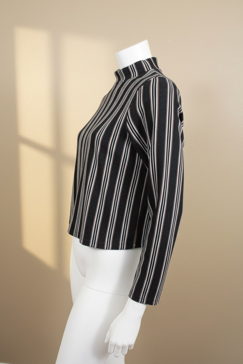 Top Frippindealz River Island à rayures noir et marron, col montant et manches longues sur mannequin