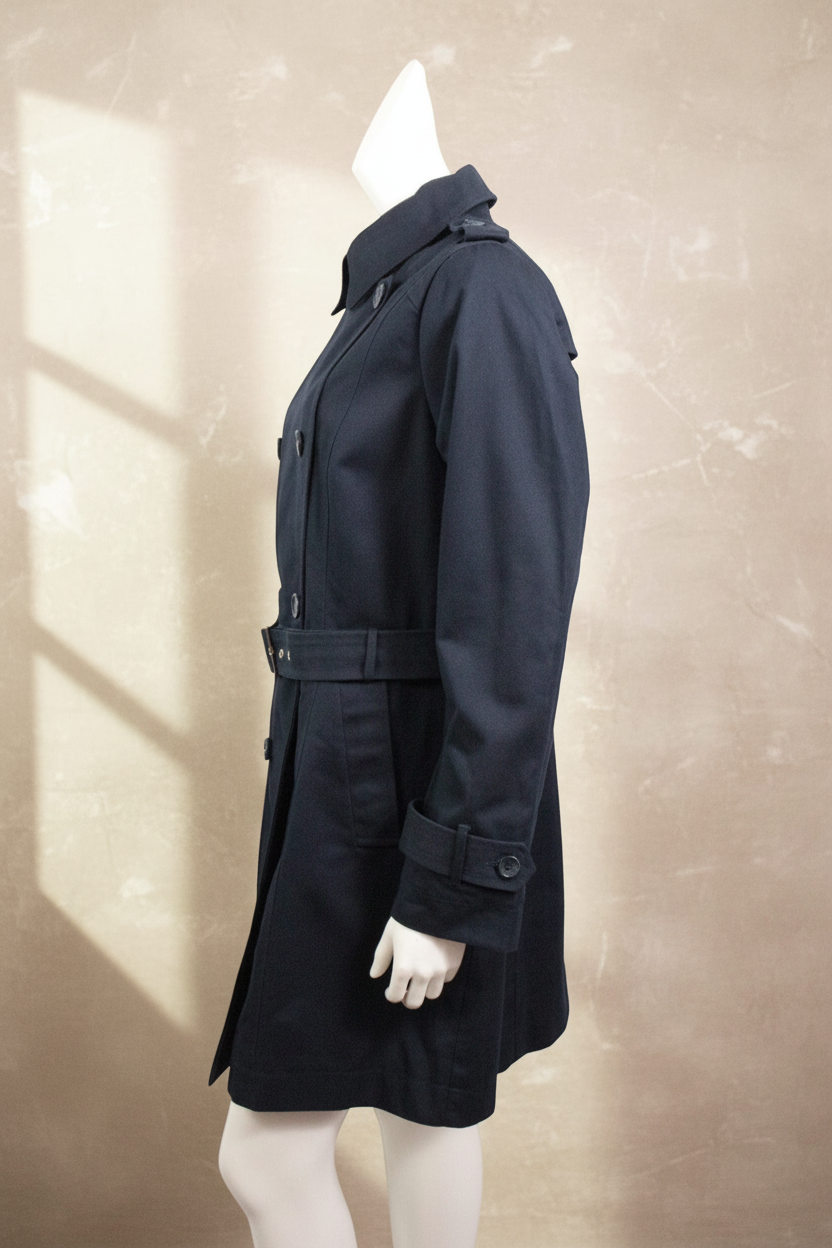 Trench Oltre bleu marine en coton avec ceinture et double boutonnage, présenté par Frippindealz sur mannequin.