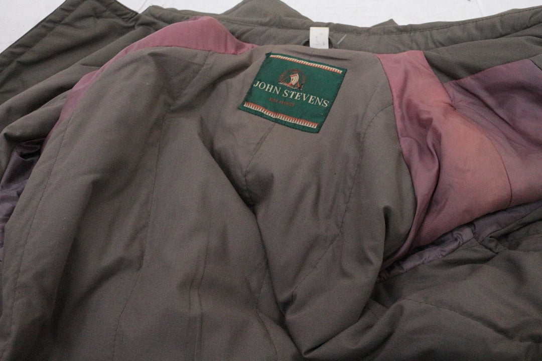 Doublure intérieure et étiquette de la marque John Stevens sur un trench kaki Frippindealz en coton et polyester