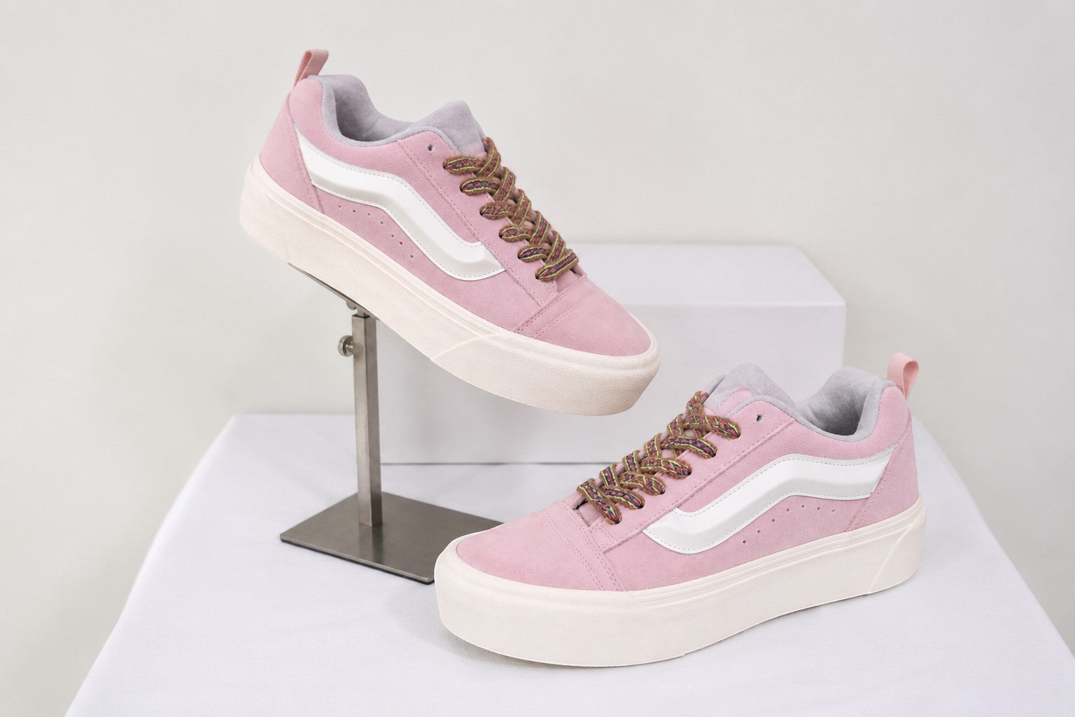 Baskets Frippindealz VANS en cuir rose avec lacets multicolores et semelle plateforme blanche