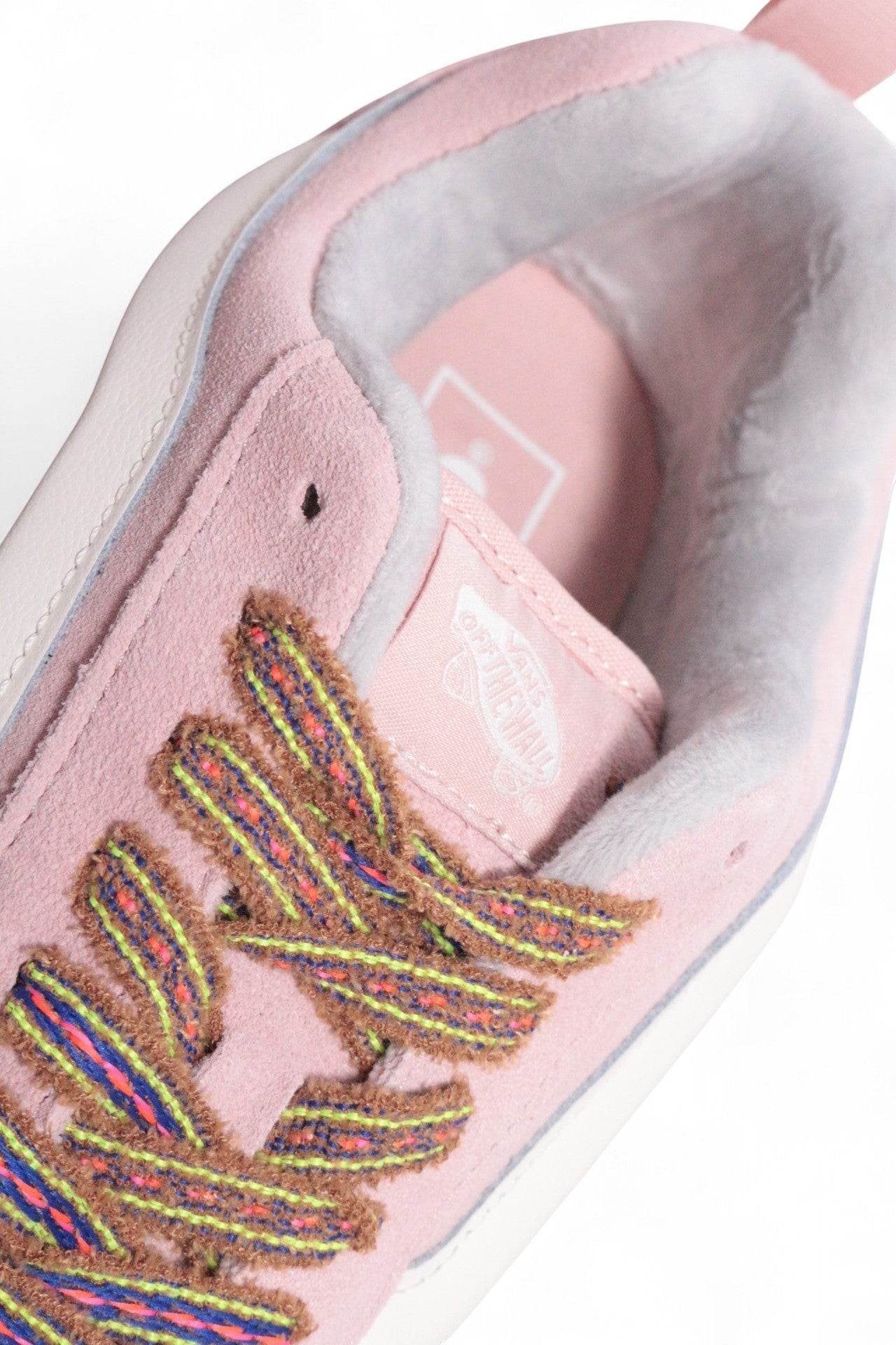 Baskets Frippindealz VANS en daim rose avec lacets multicolores texturés et intérieur doublé doux