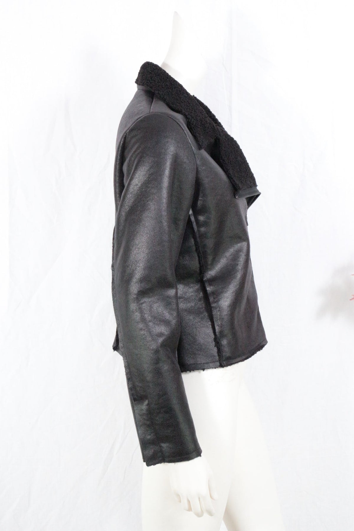 Blouson aviateur noir Frippindealz en similicuir avec col effet mouton retourné et fermeture zippée asymétrique