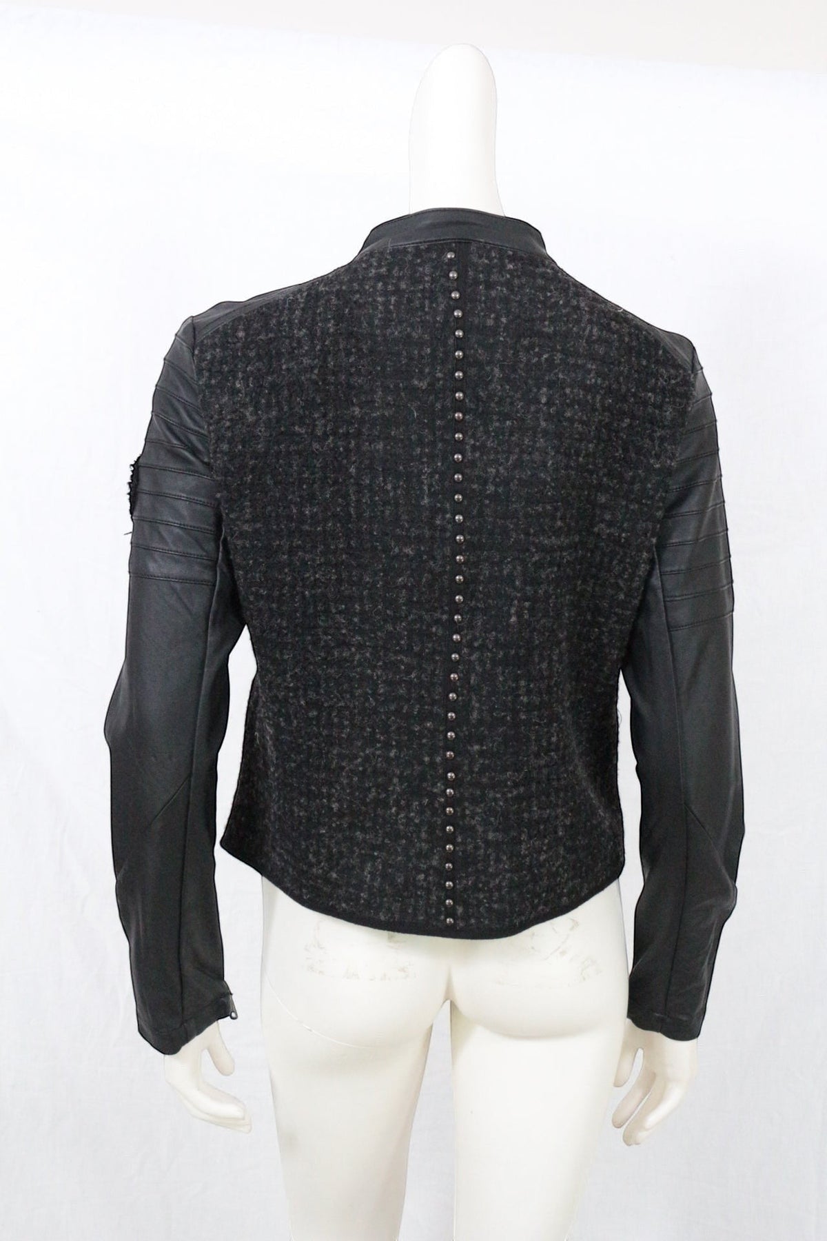 Veste biker Frippindealz en tweed noir et simili cuir avec détails cloutés au dos, vue arrière sur mannequin.