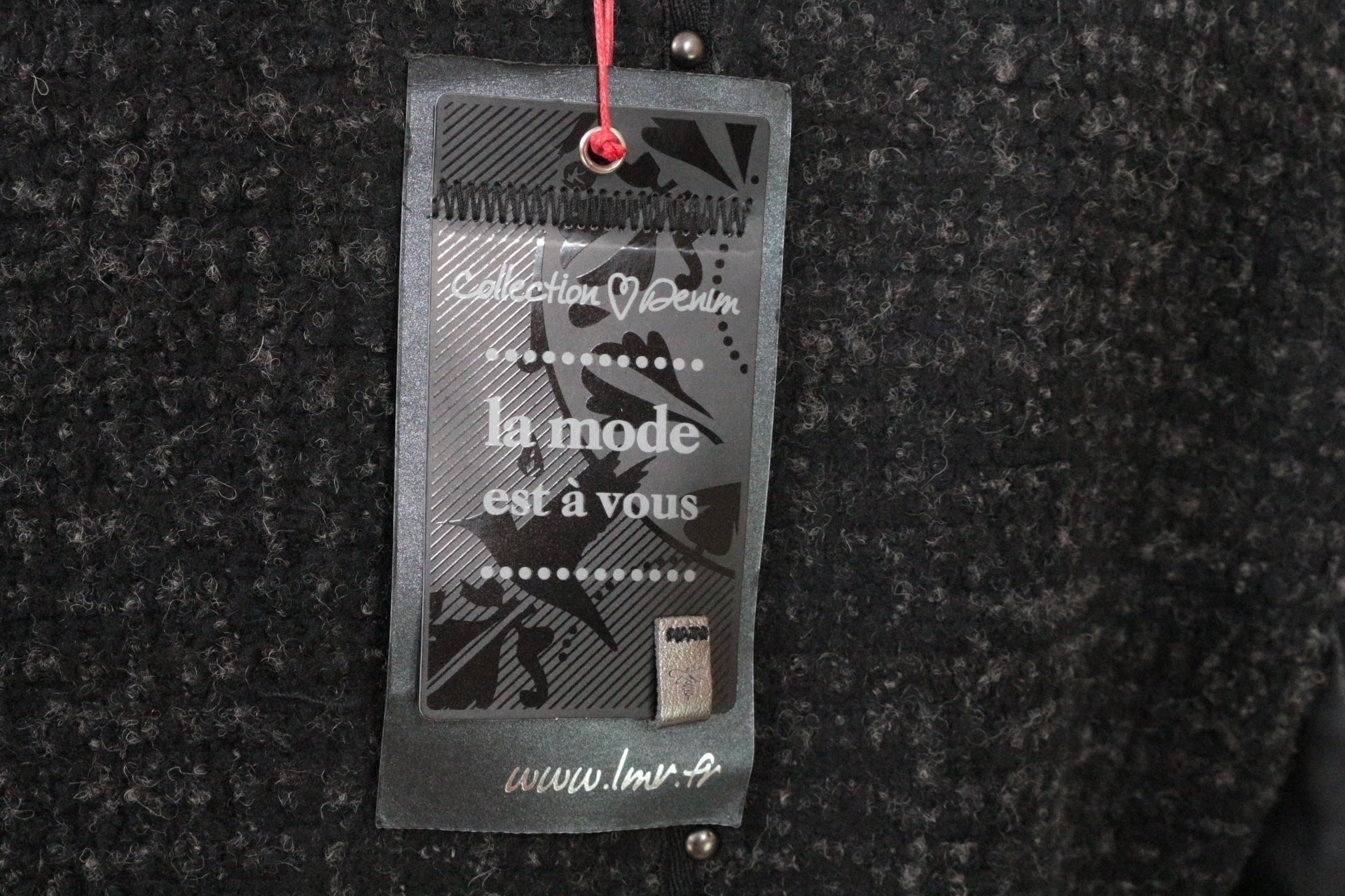 Frippindealz Veste biker femme noire texturée tweed et simili cuir, zip asymétrique, clous et patch brodé.