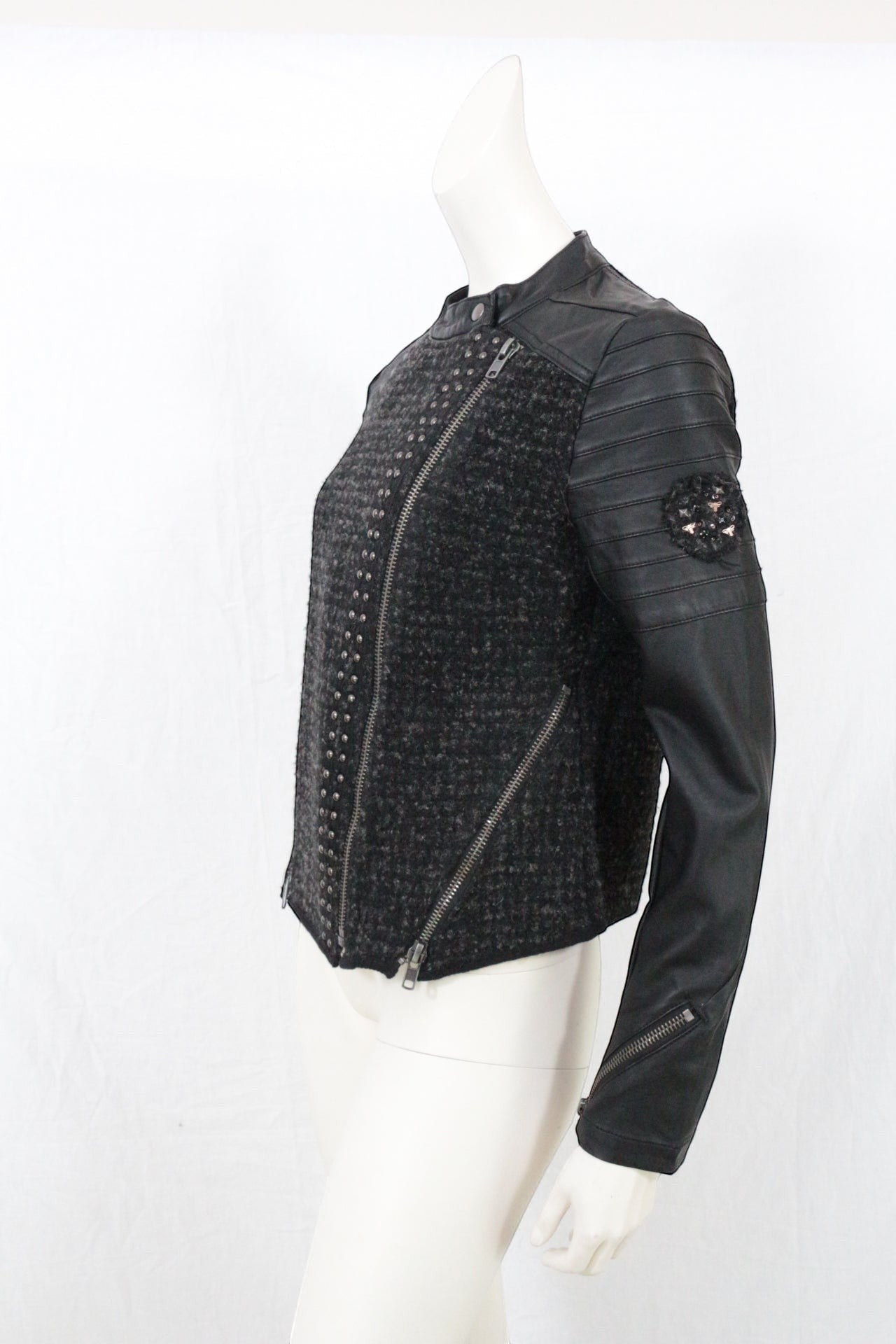 Veste biker Frippindealz en tweed texturé noir et gris avec empiècements en simili cuir, clous et zip asymétrique.