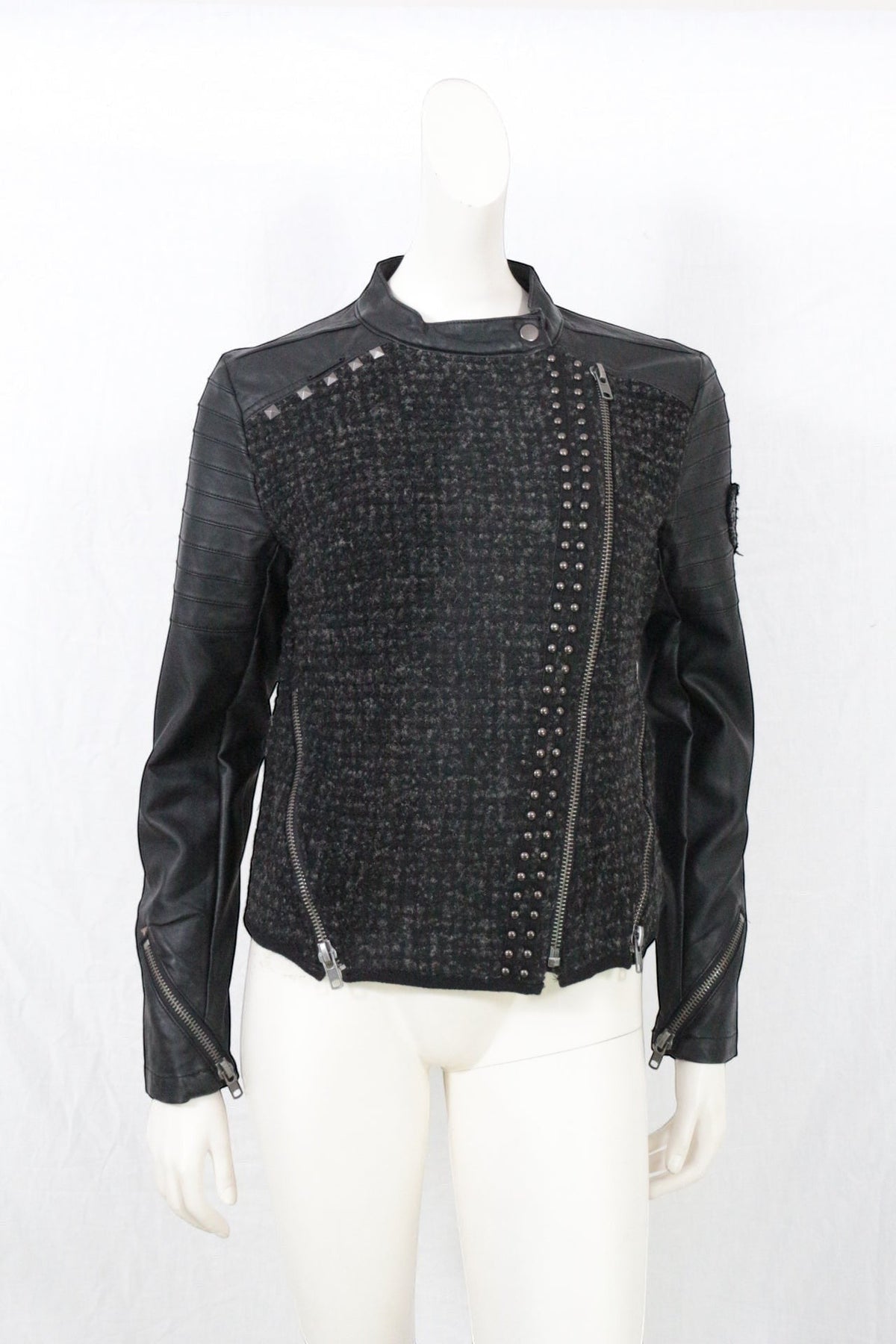 Veste biker Frippindealz en tweed gris noir et simili cuir avec zip asymétrique, détails cloutés et manches matelassées
