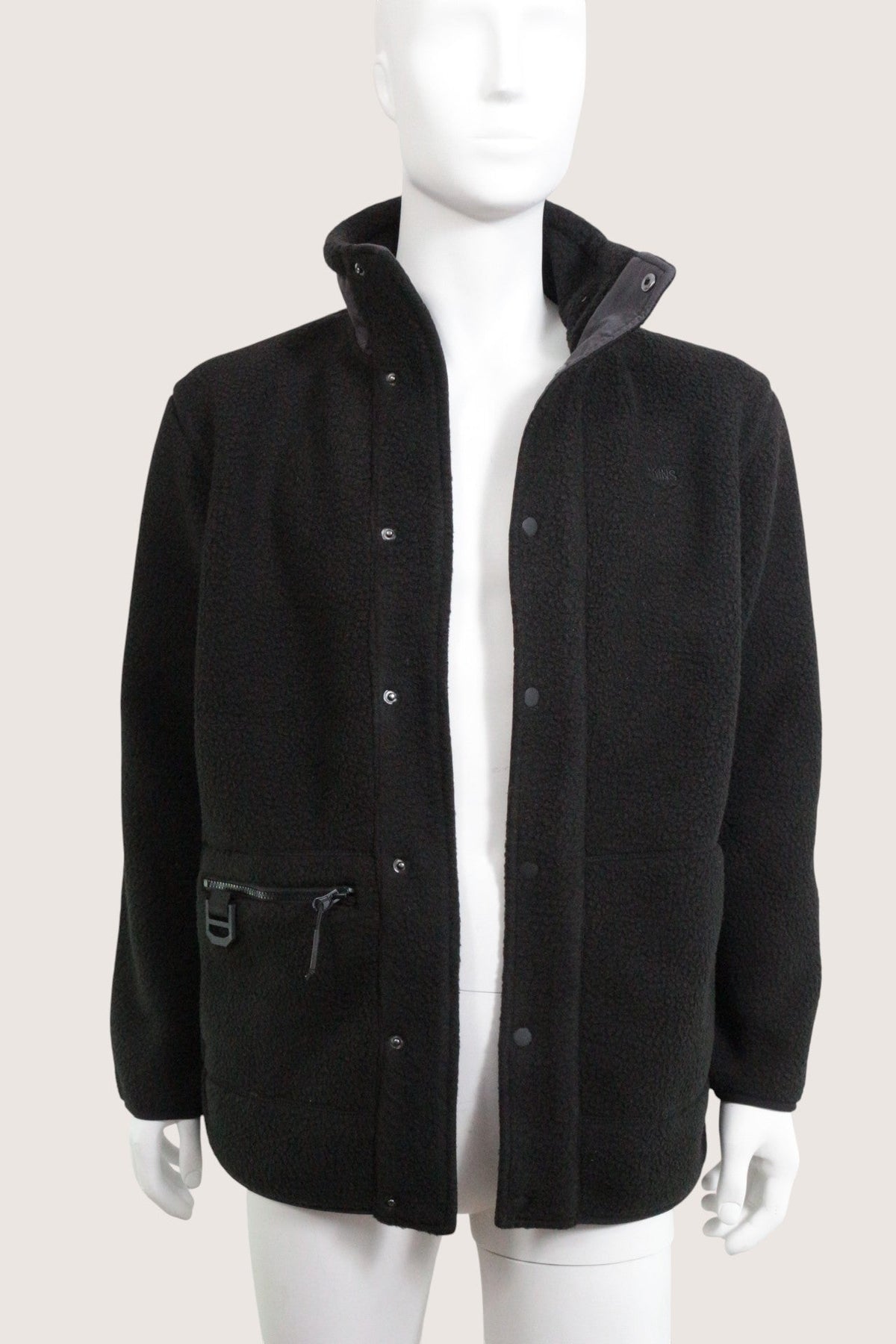 Veste blouson noire en polaire texturée Rains présentée sur un mannequin, disponible chez Frippindealz