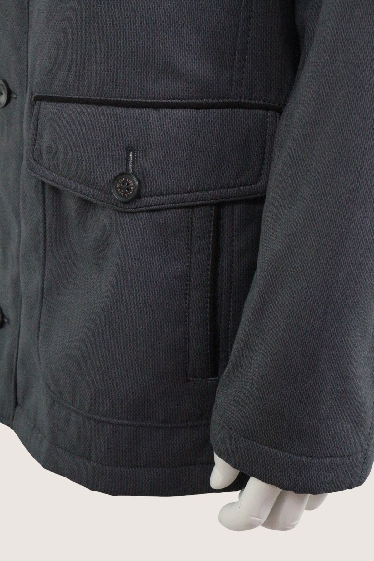 Veste Casual Spirit grise et noire en polyester et polyamide avec poche à rabat boutonnée, vue rapprochée