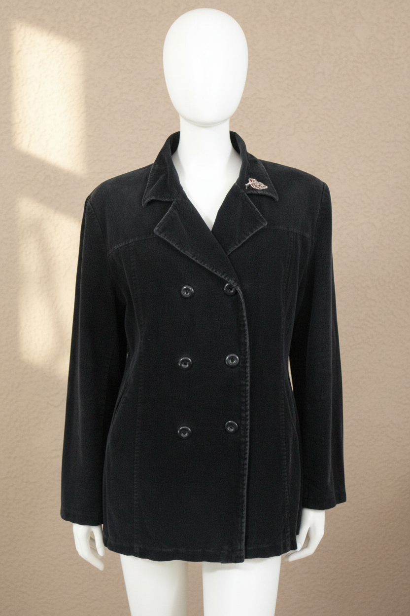 Veste Frippindealz en coton noir à double boutonnage avec doublure matelassée, style bohème chic sur mannequin