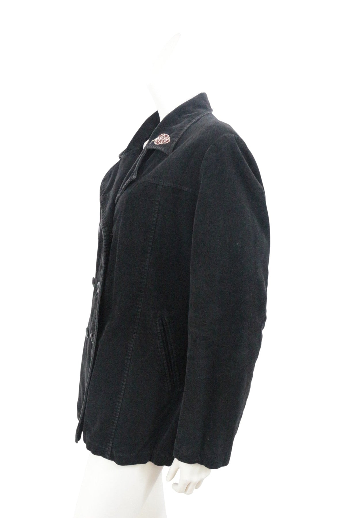 Veste Frippindealz en coton noir avec doublure matelassée, style bohème chic, vue de profil sur mannequin
