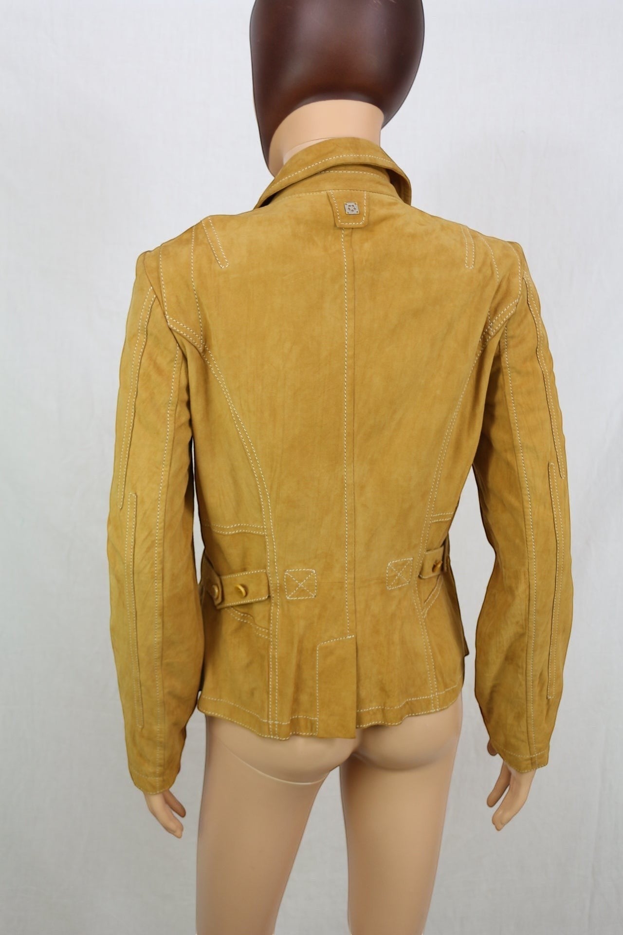 Veste en cuir suédé camel Frippindealz avec coutures apparentes et poches avant. Style casual chic.
