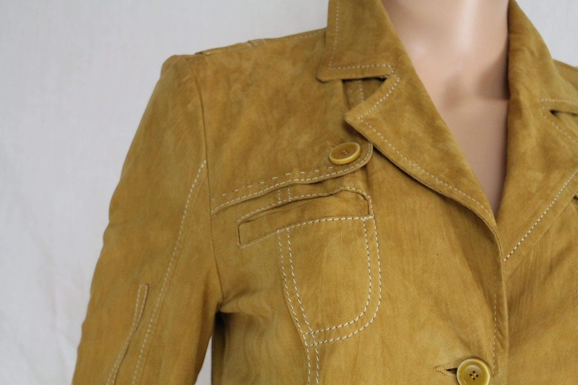 Veste en cuir suédé camel Frippindealz avec coutures apparentes et poches avant. Style décontracté.