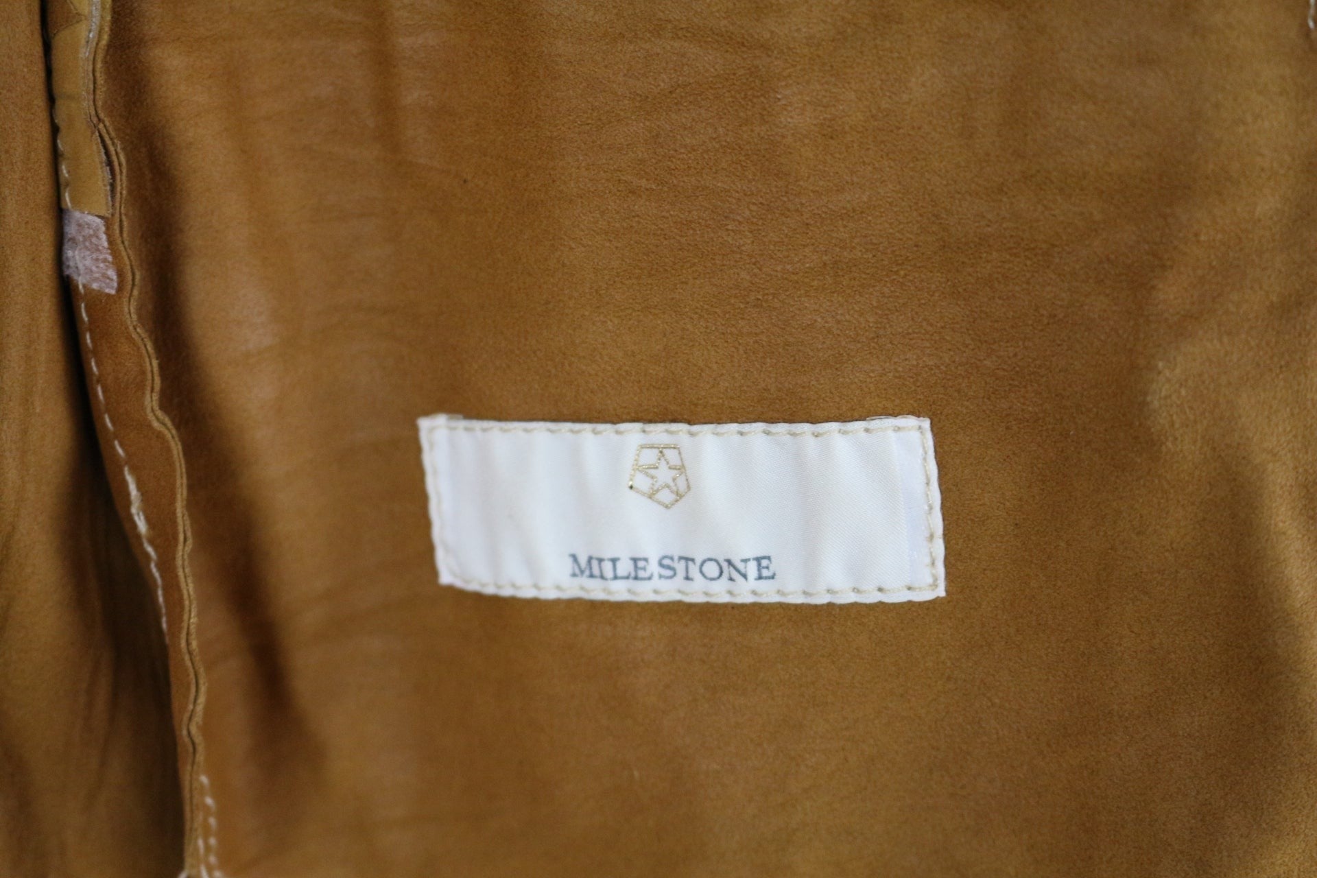 Veste en cuir camel Milestone avec coutures apparentes et étiquette de marque. Style casual chic.