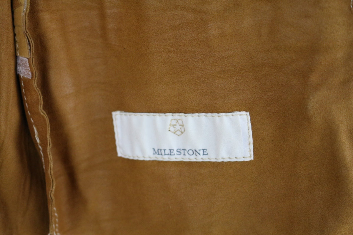 Veste en cuir camel Milestone avec coutures apparentes et étiquette de marque. Style casual chic.
