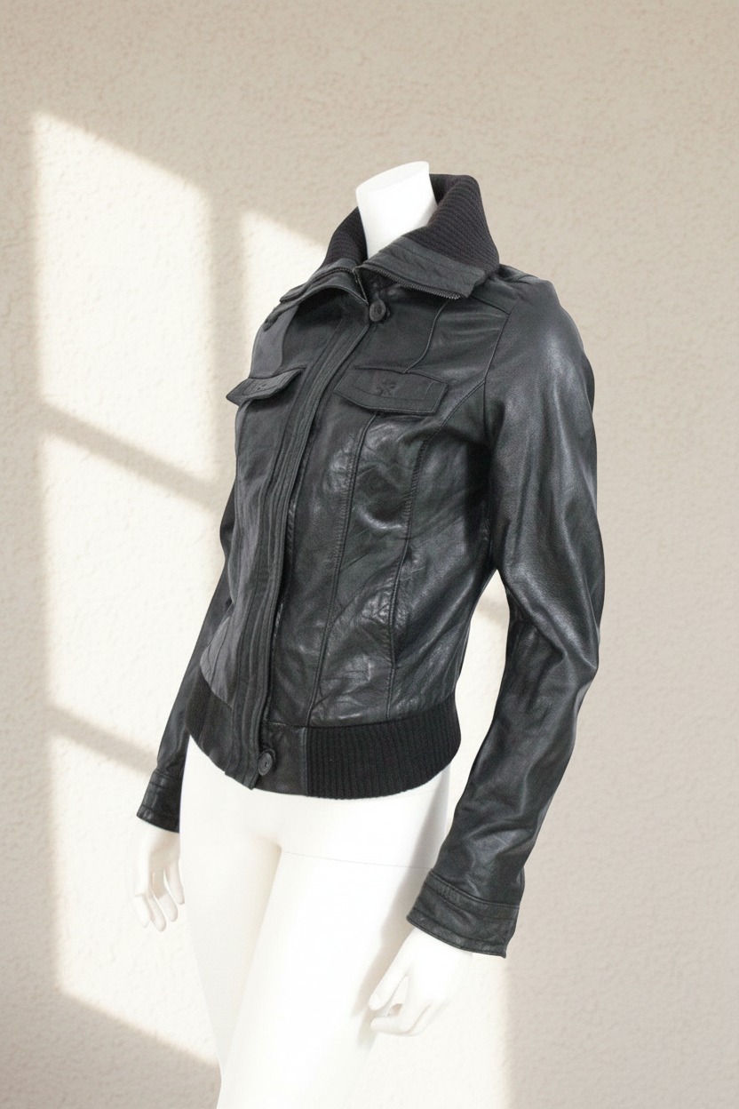 Veste blouson en cuir noir Stradivarius Frippindealz avec col et ourlet côtelés, fermeture zippée et poches poitrine.