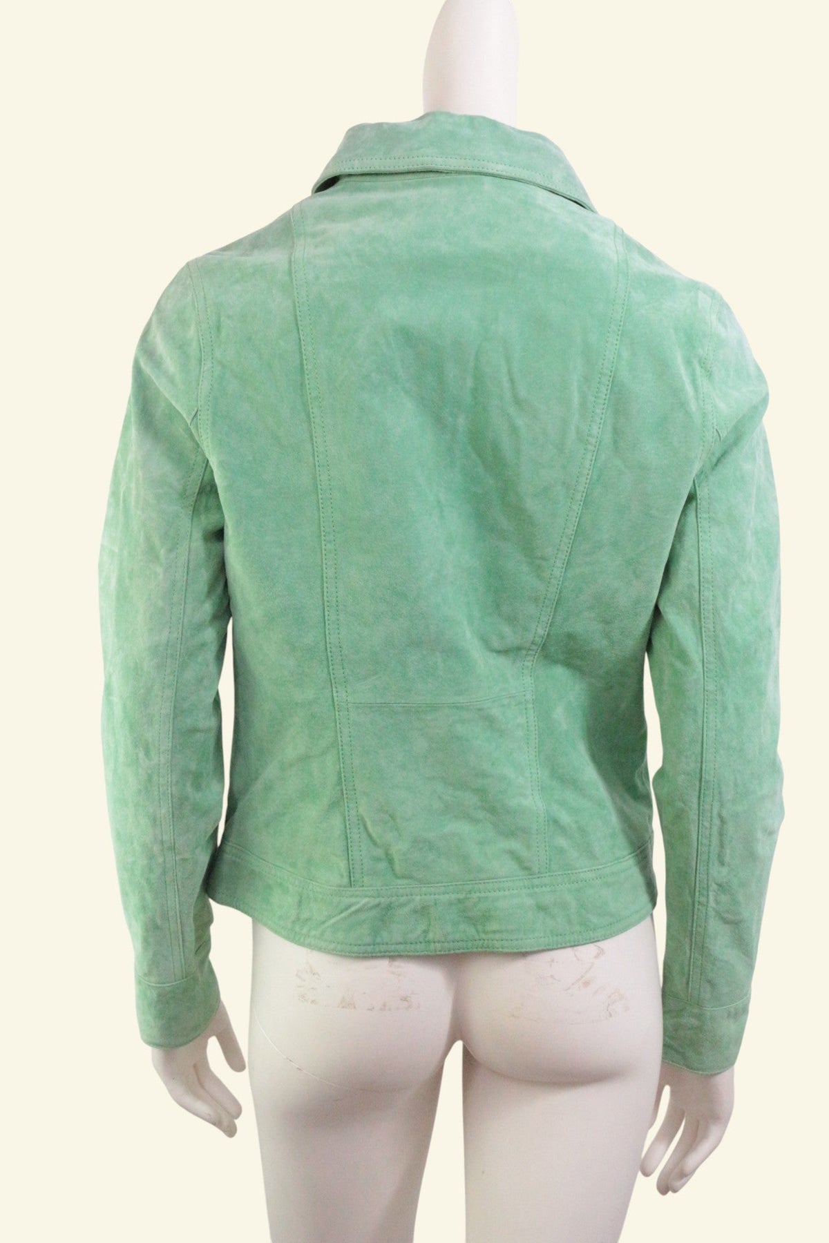 Veste en cuir vert Frippindealz modèle Jill, vue de dos sur mannequin, style élégant et neuf avec étiquette.