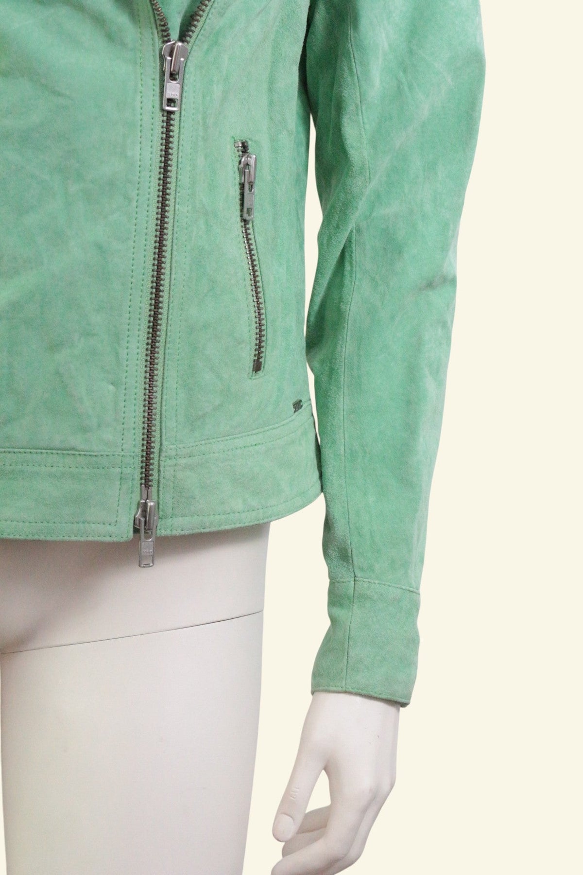 Veste en cuir vert Ibana Jill avec fermetures éclair métalliques, présentée par Frippindealz sur un mannequin.