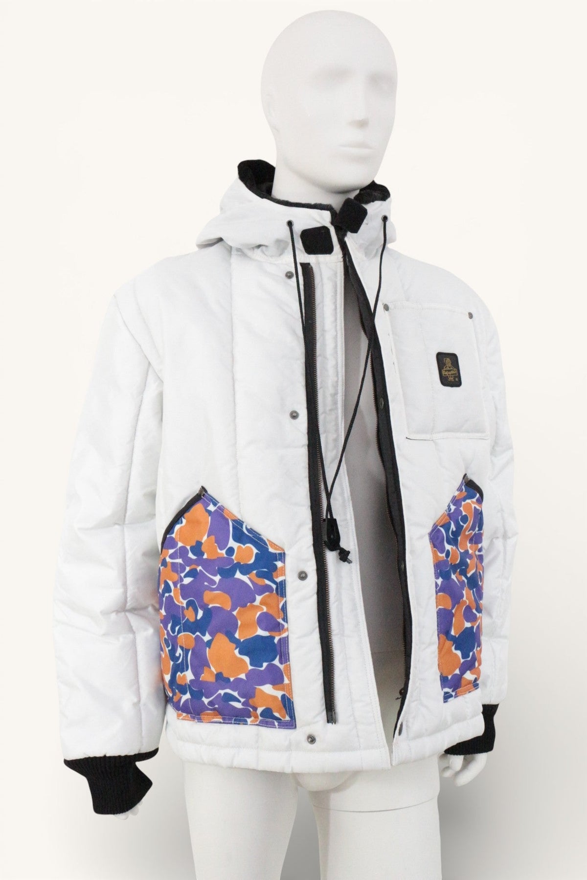 Veste d'hiver Frippindealz Refrigiwear blanche avec poches à motif camouflage multicolore et capuche