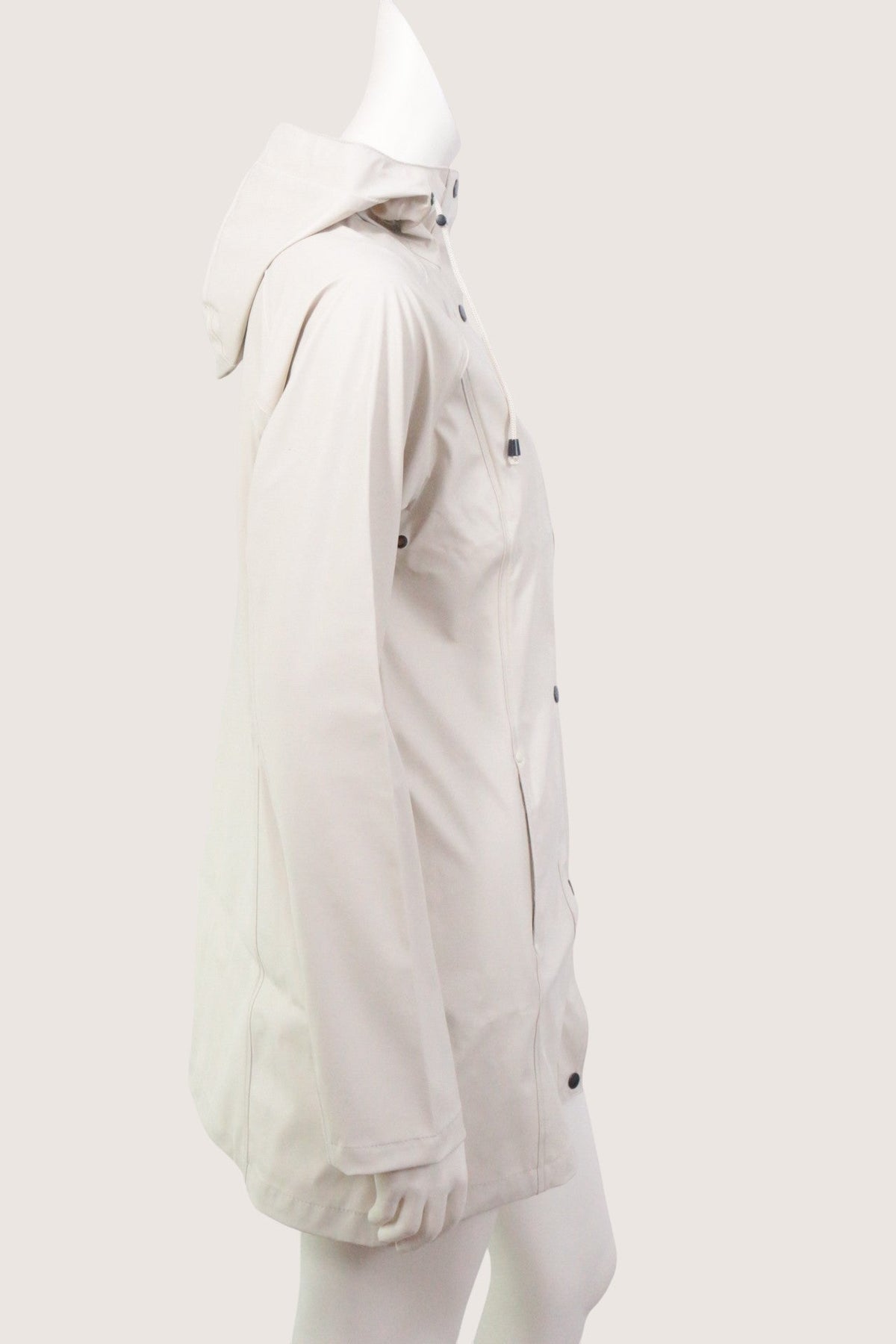 Veste imperméable crème Ilse Jacobsen de Frippindealz avec capuche ajustable et boutons élégants
