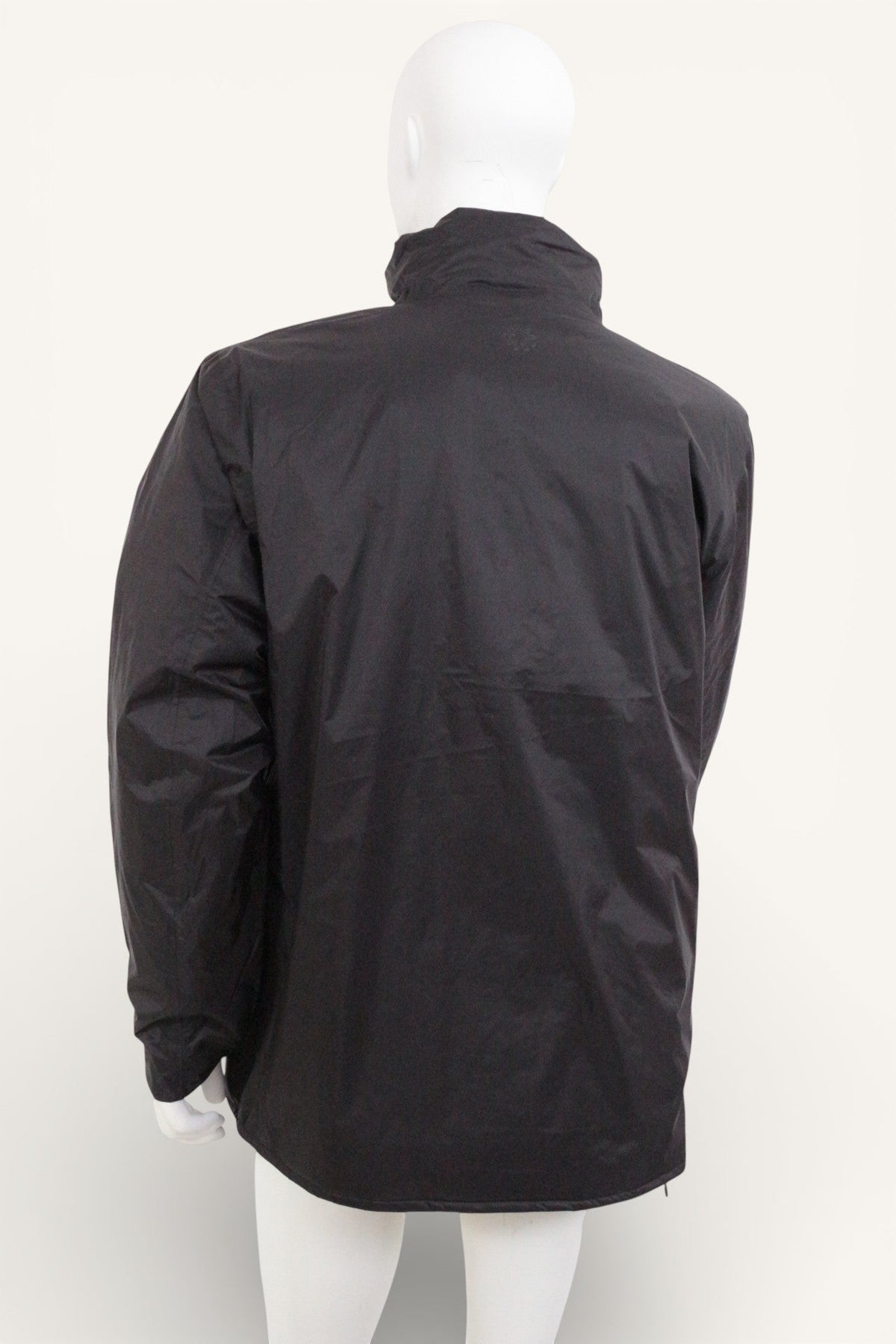 Veste imperméable noire unisexe Frippindealz en polyamide, vue de dos sur mannequin, style minimaliste et moderne.