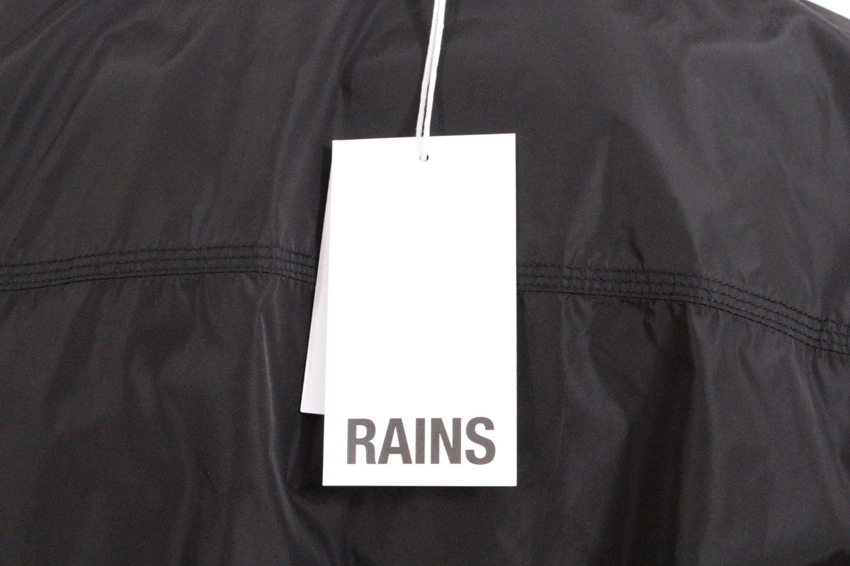 Veste imperméable noire Frippindealz avec étiquette de marque Rains visible sur le tissu technique