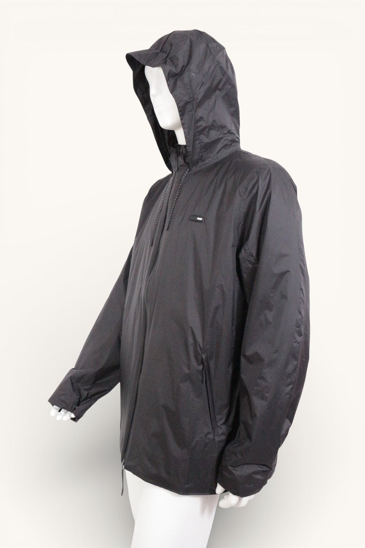 Veste imperméable noire Frippindealz en nylon avec capuche, vue de profil sur mannequin
