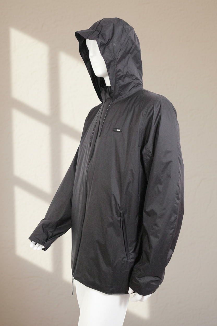 Veste imperméable noire Rains en nylon avec capuche, présentée sur un mannequin par Frippindealz