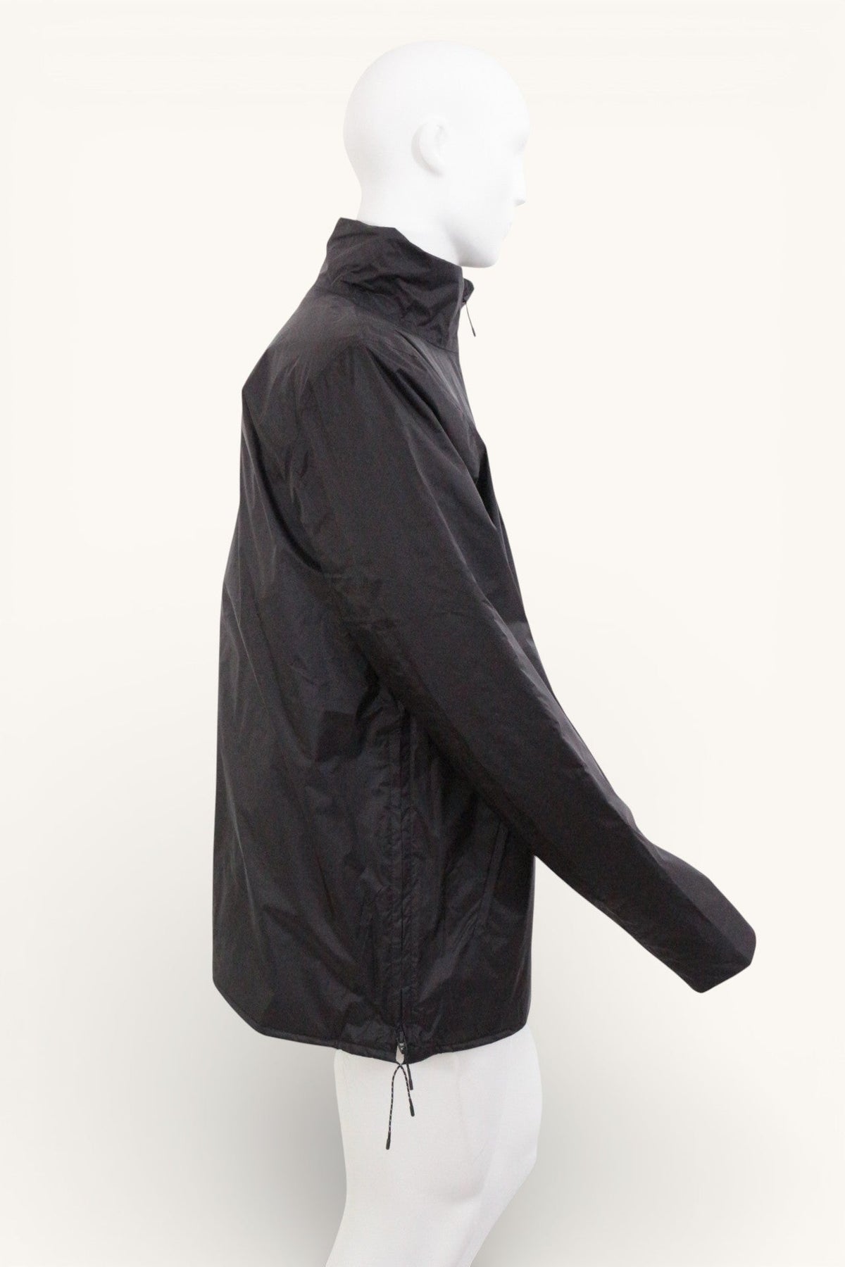 Veste imperméable unisexe noire Rains en polyamide, vue de profil sur mannequin, proposée par Frippindealz.