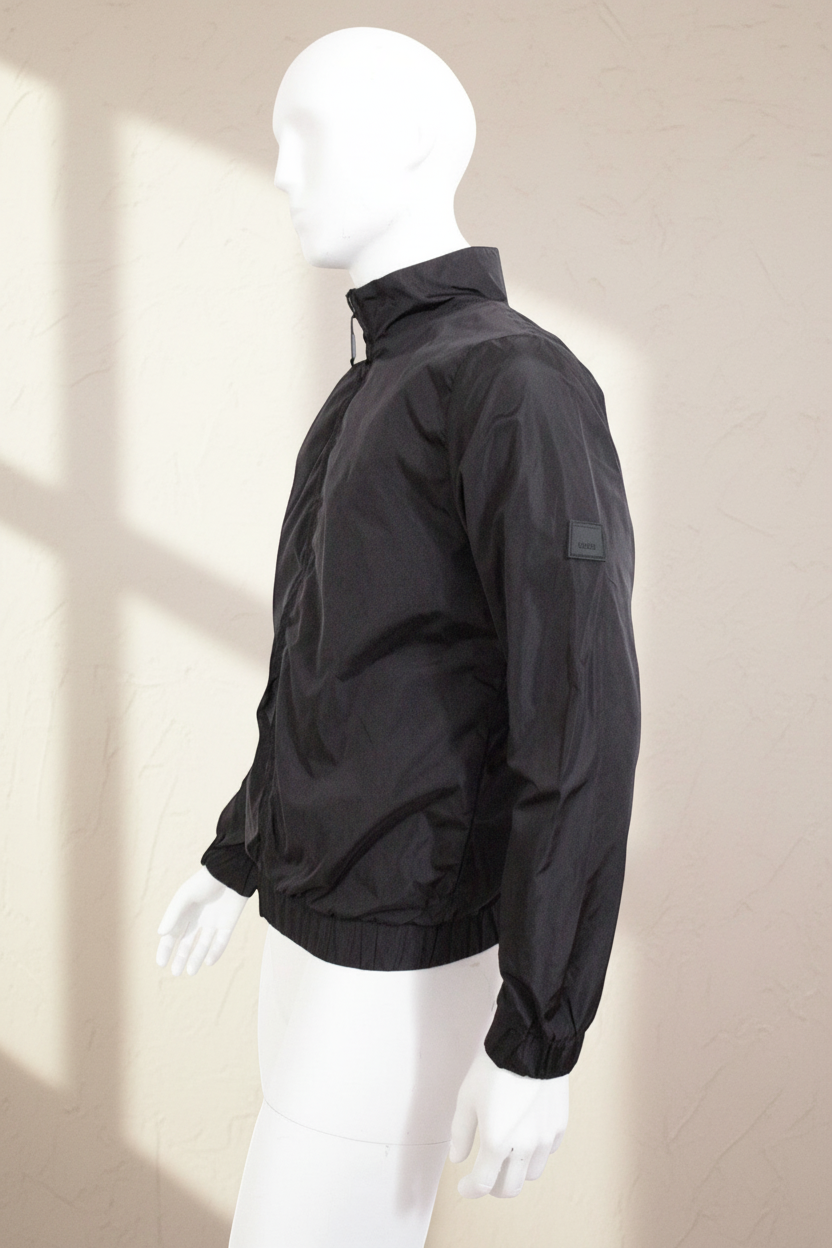 Veste imperméable noire Frippindealz avec fermeture éclair et col montant sur mannequin