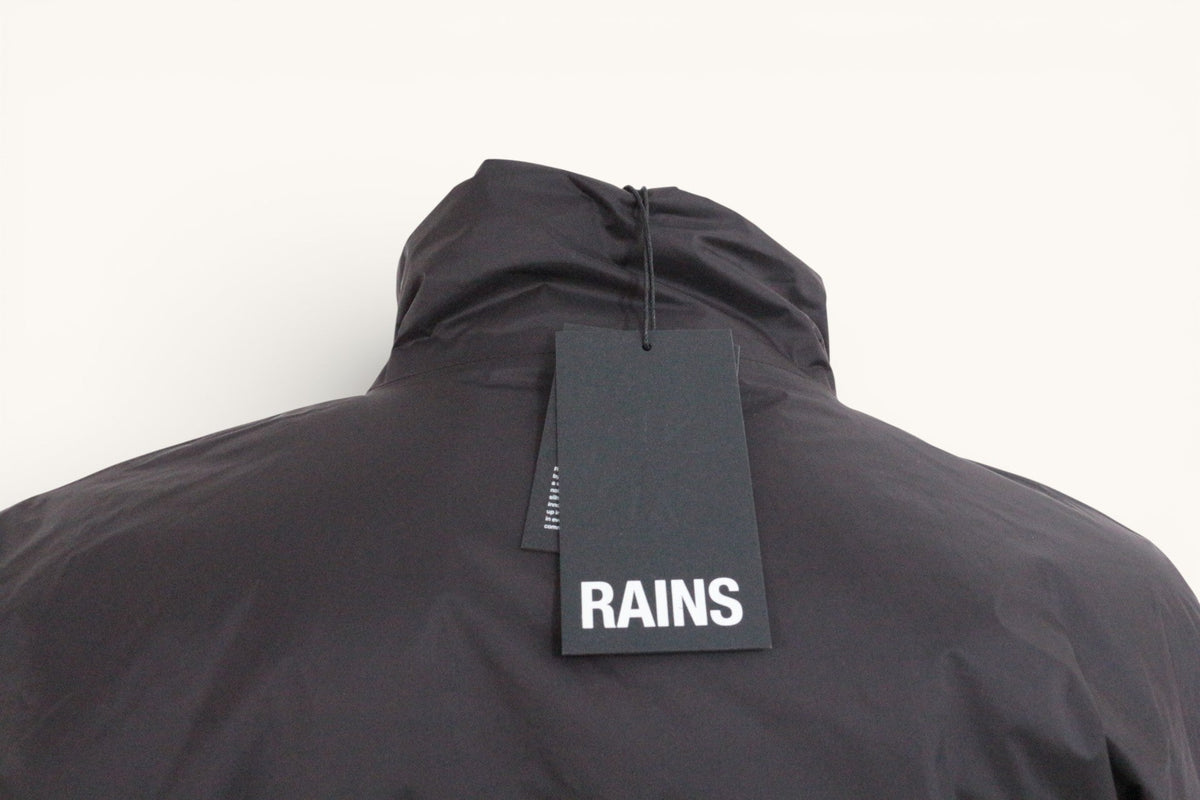 Veste imperméable noire unisexe Frippindealz en polyamide avec étiquette de marque Rains visible au col