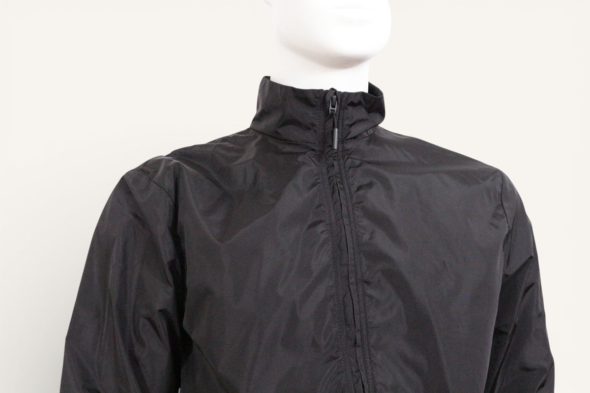 Veste imperméable noire Frippindealz avec fermeture éclair et col montant sur mannequin