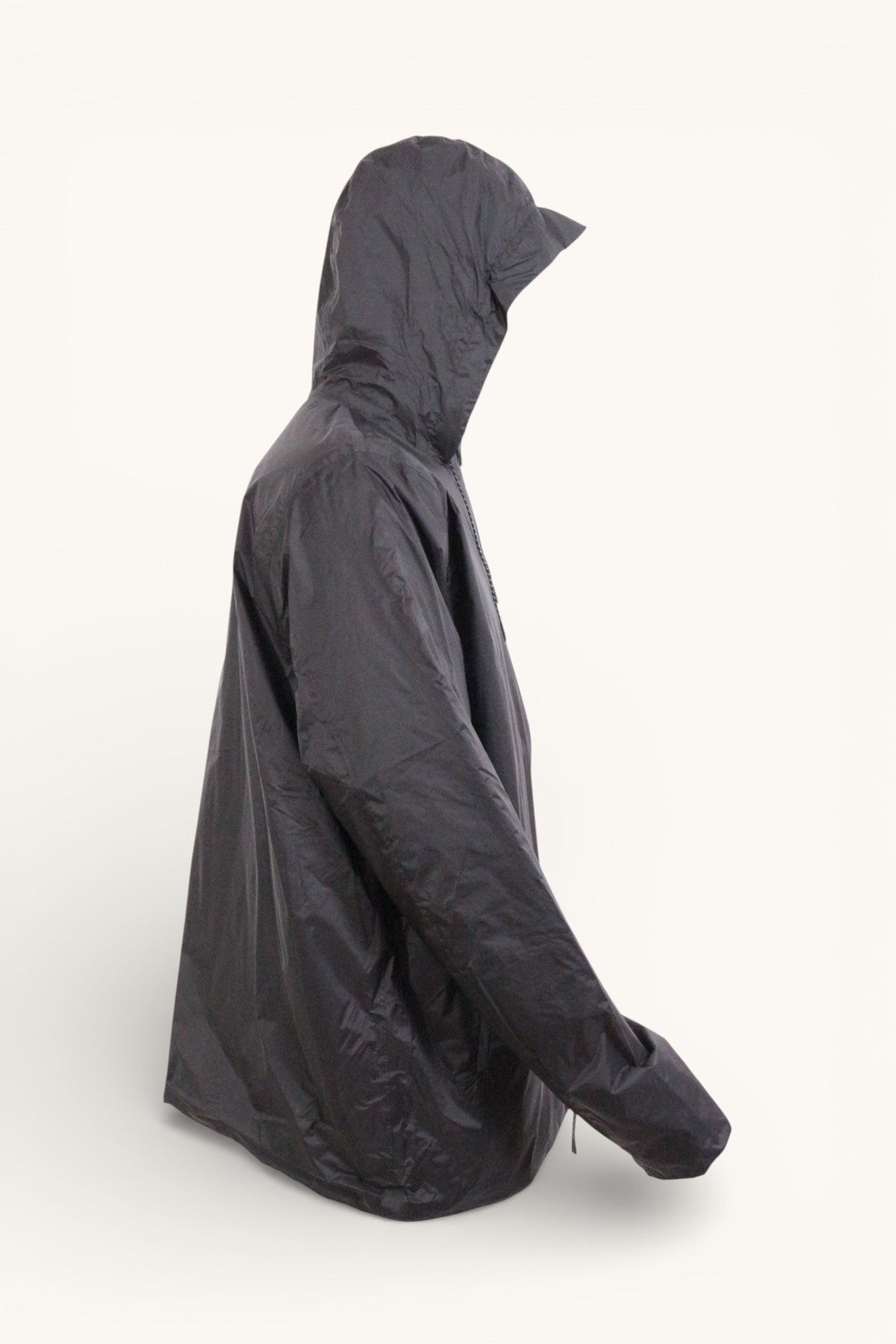 Veste imperméable noire Rains en polyamide avec capuche, vue de profil, proposée par Frippindealz