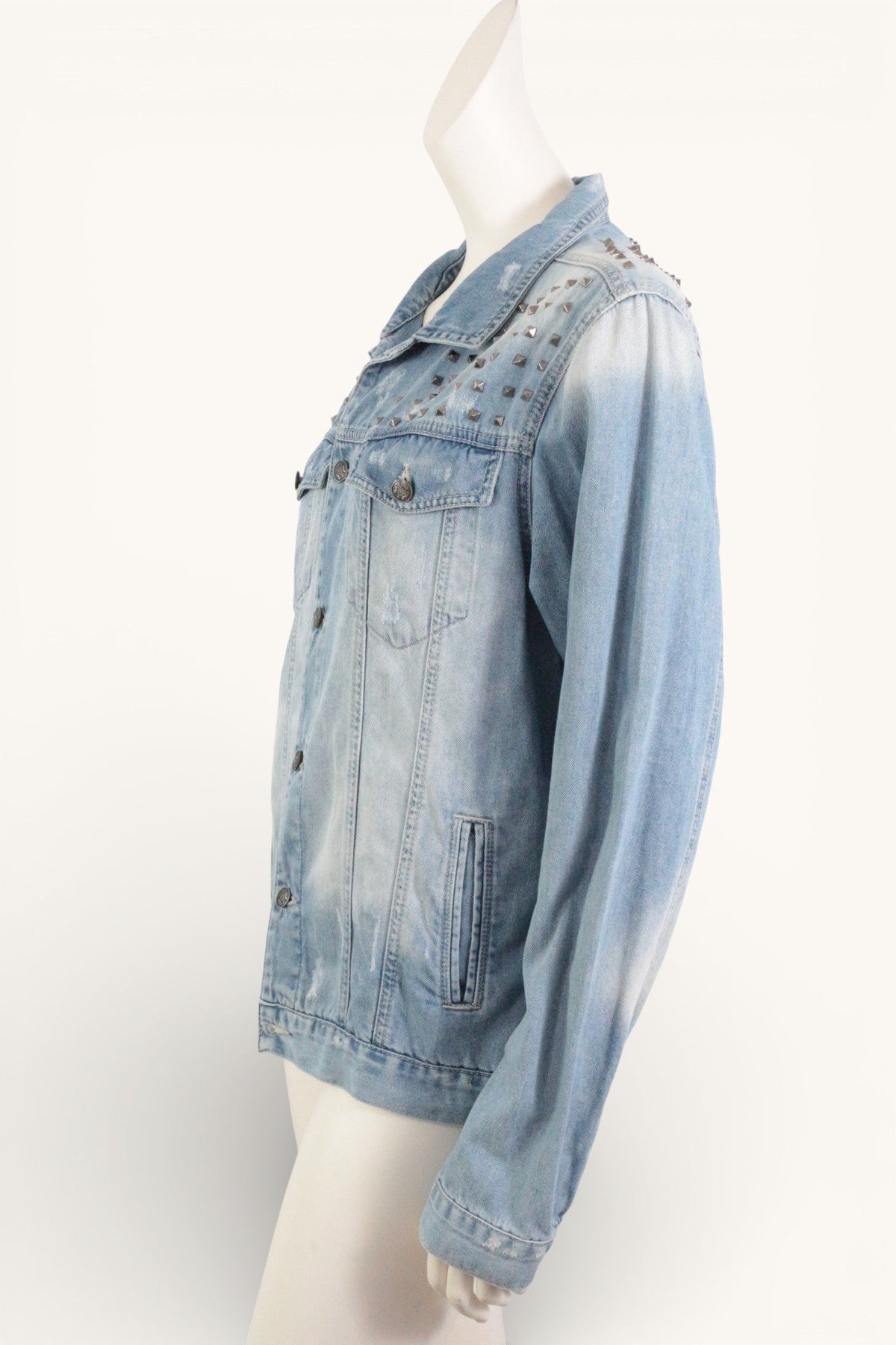 Veste en jean bleu délavé Rerock 4ever avec détails cloutés sur les épaules, proposée par Frippindealz