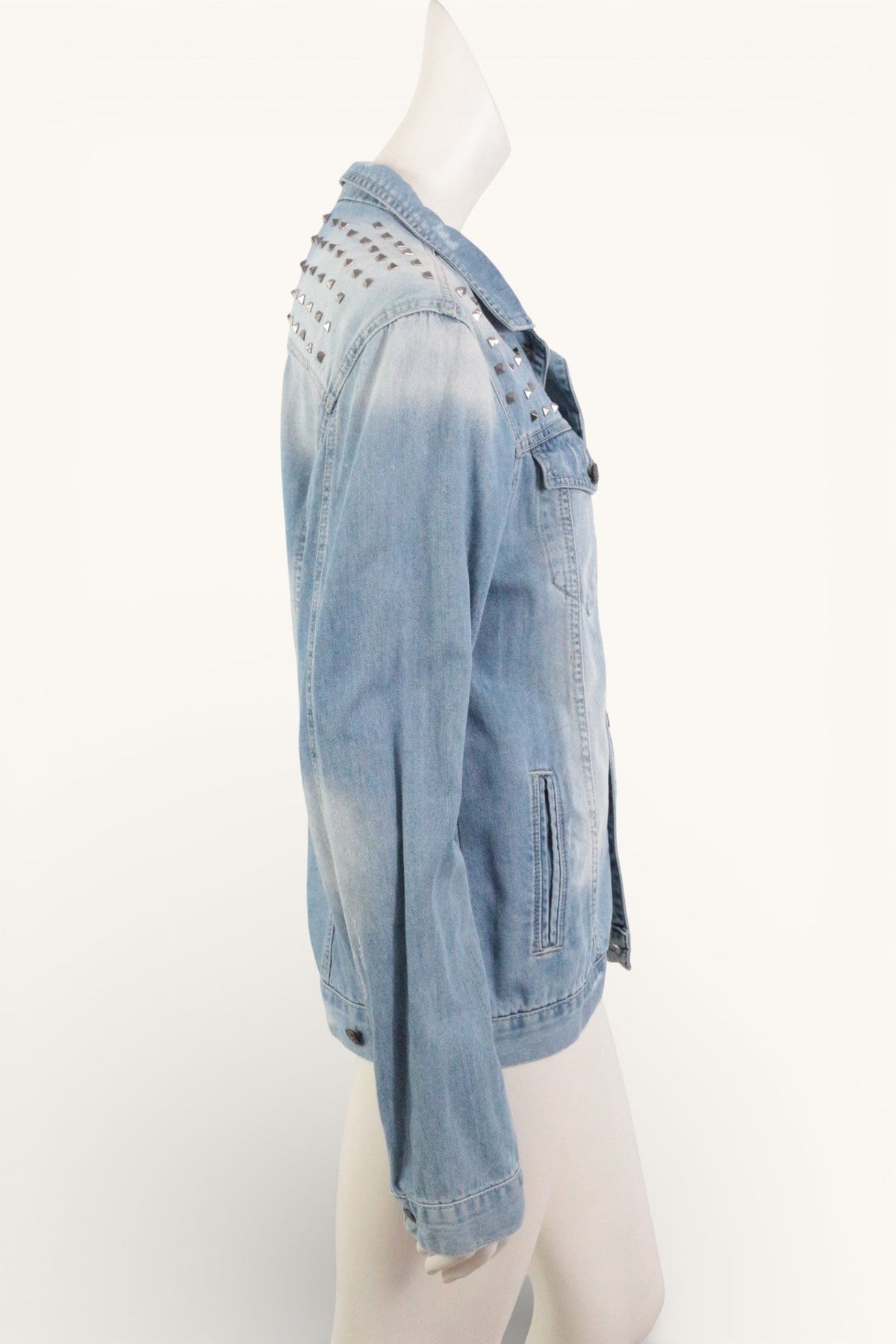 Veste en jean bleu Frippindealz avec clous métalliques sur les épaules, style délavé, taille L, vue de profil.
