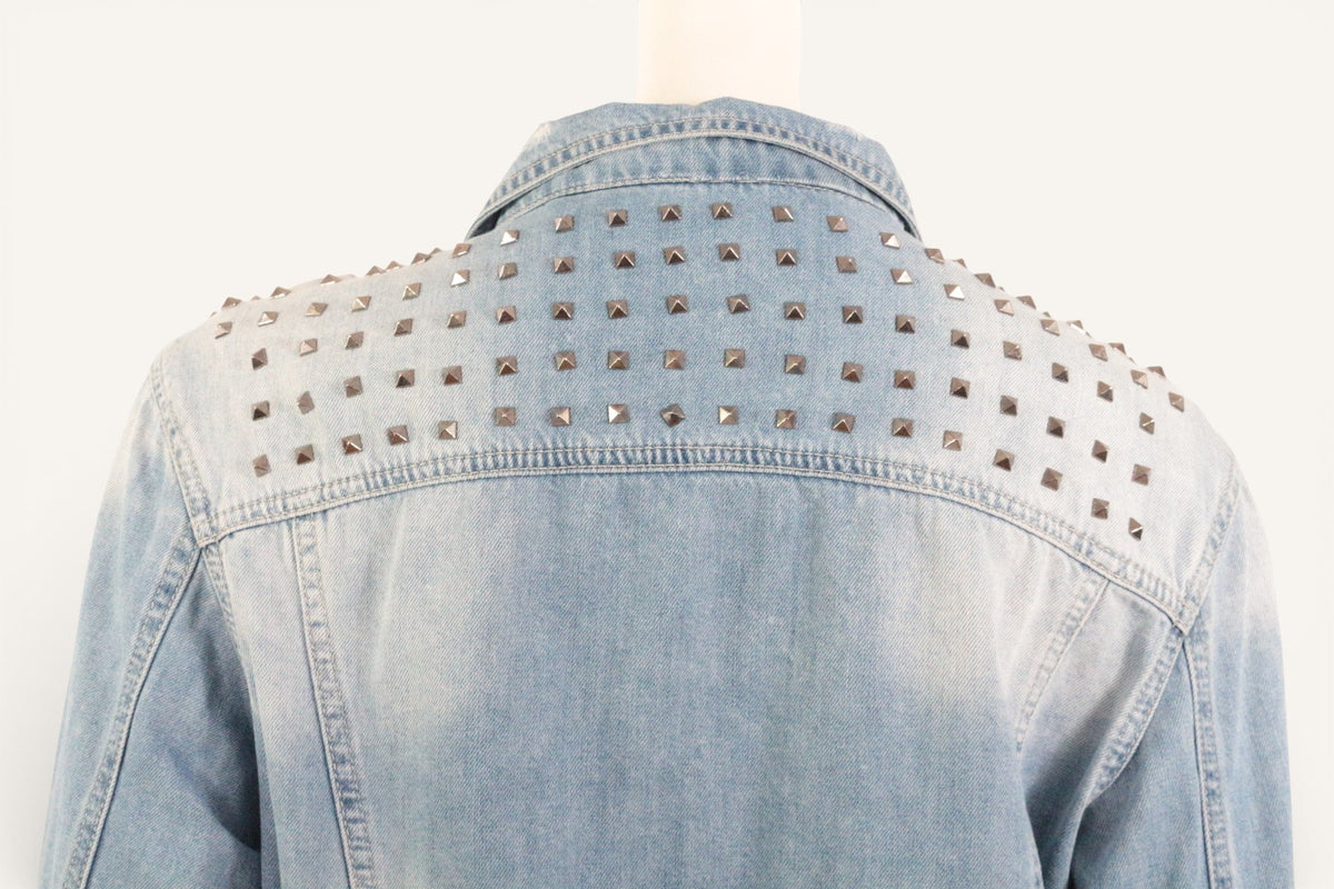 Veste en jean bleu Frippindealz Rerock 4ever avec clous métalliques sur les épaules, vue de dos