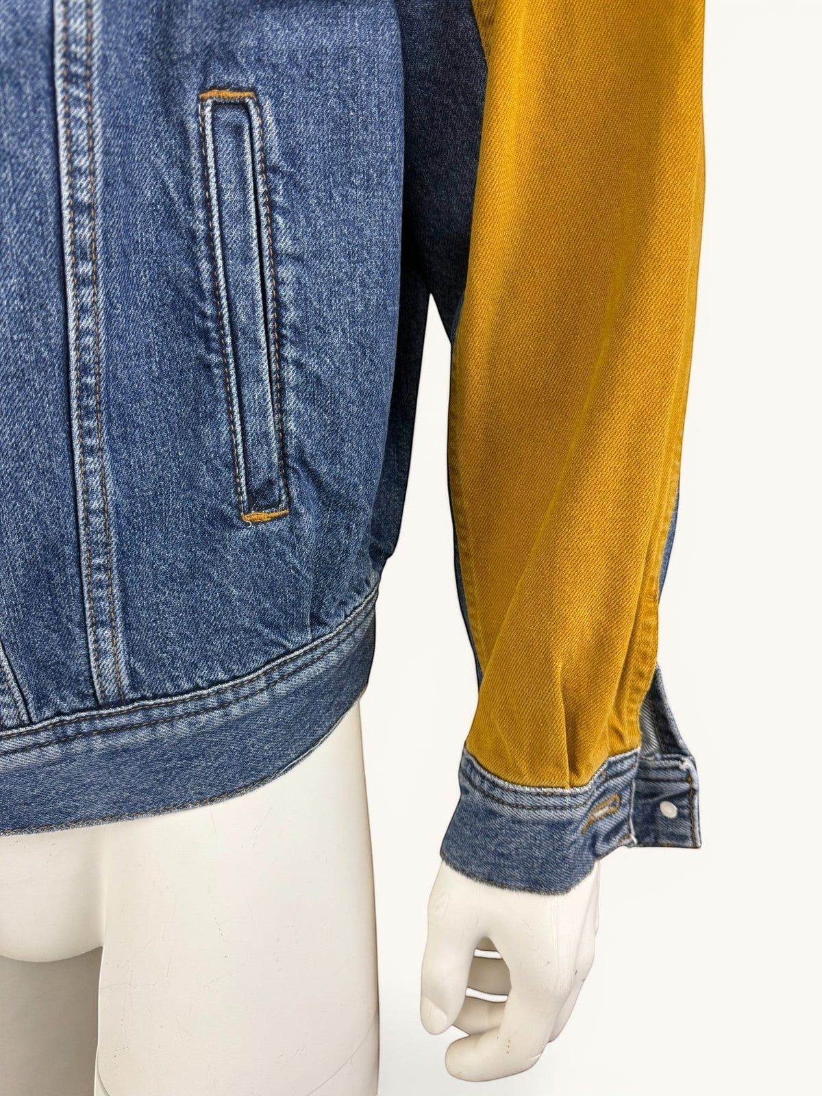 Veste Frippindealz Pull&Bear bicolore en jean bleu et coton moutarde avec poches latérales sur mannequin