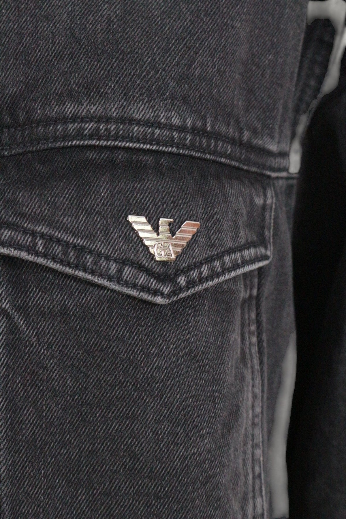 Veste en jean noir Frippindealz avec logo métallique Emporio Armani sur la poche poitrine