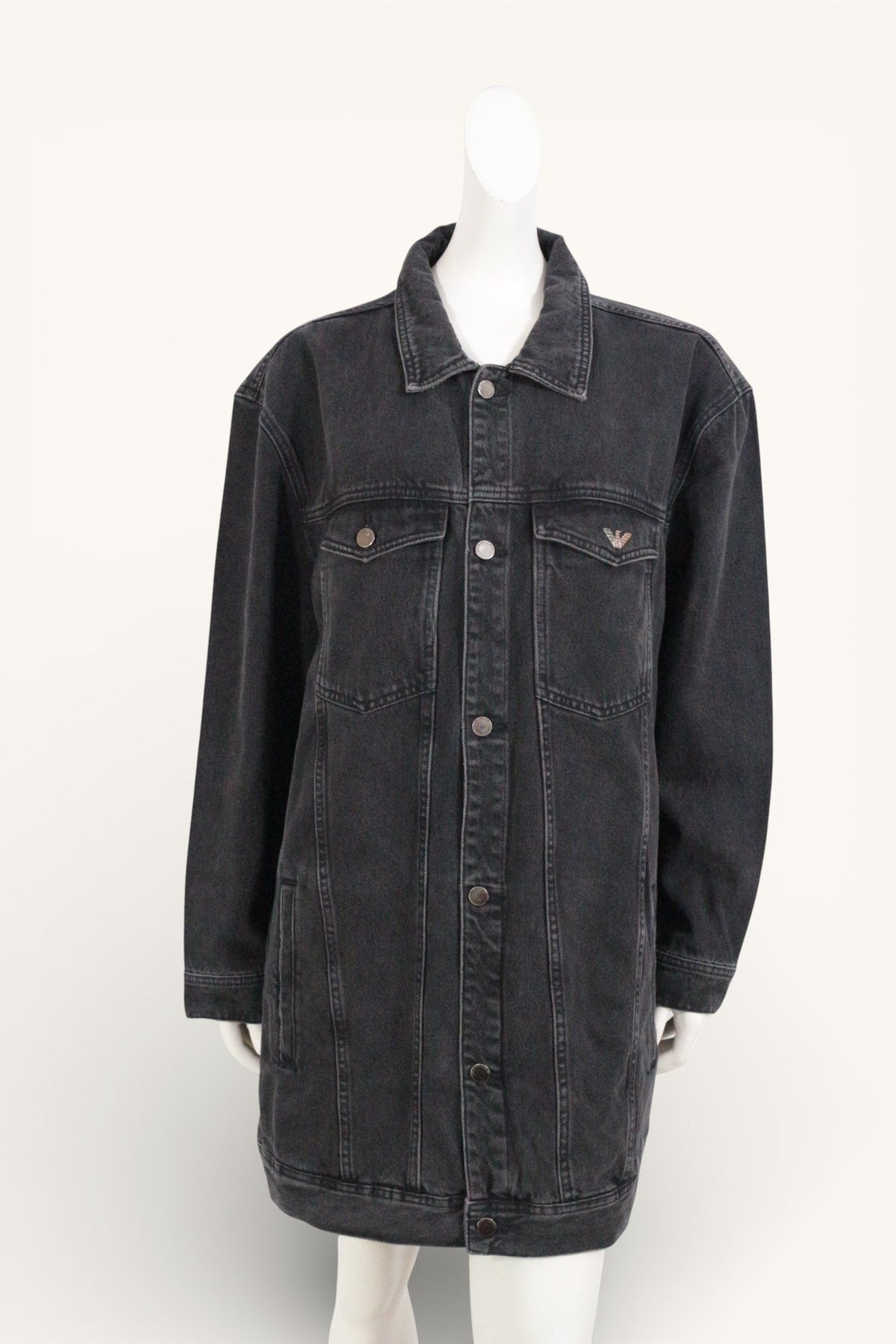 Veste en jean noir Frippindealz Emporio Armani avec poches poitrine et logo brodé, style décontracté unisexe