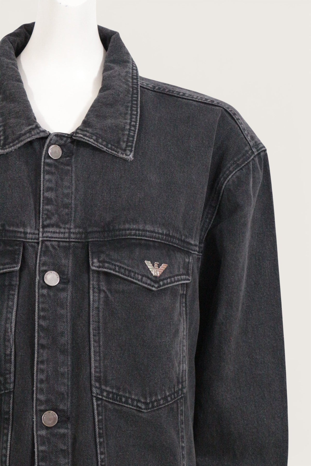 Veste en jean noir Frippindealz Emporio Armani avec logo métallique sur la poche poitrine et boutons argentés