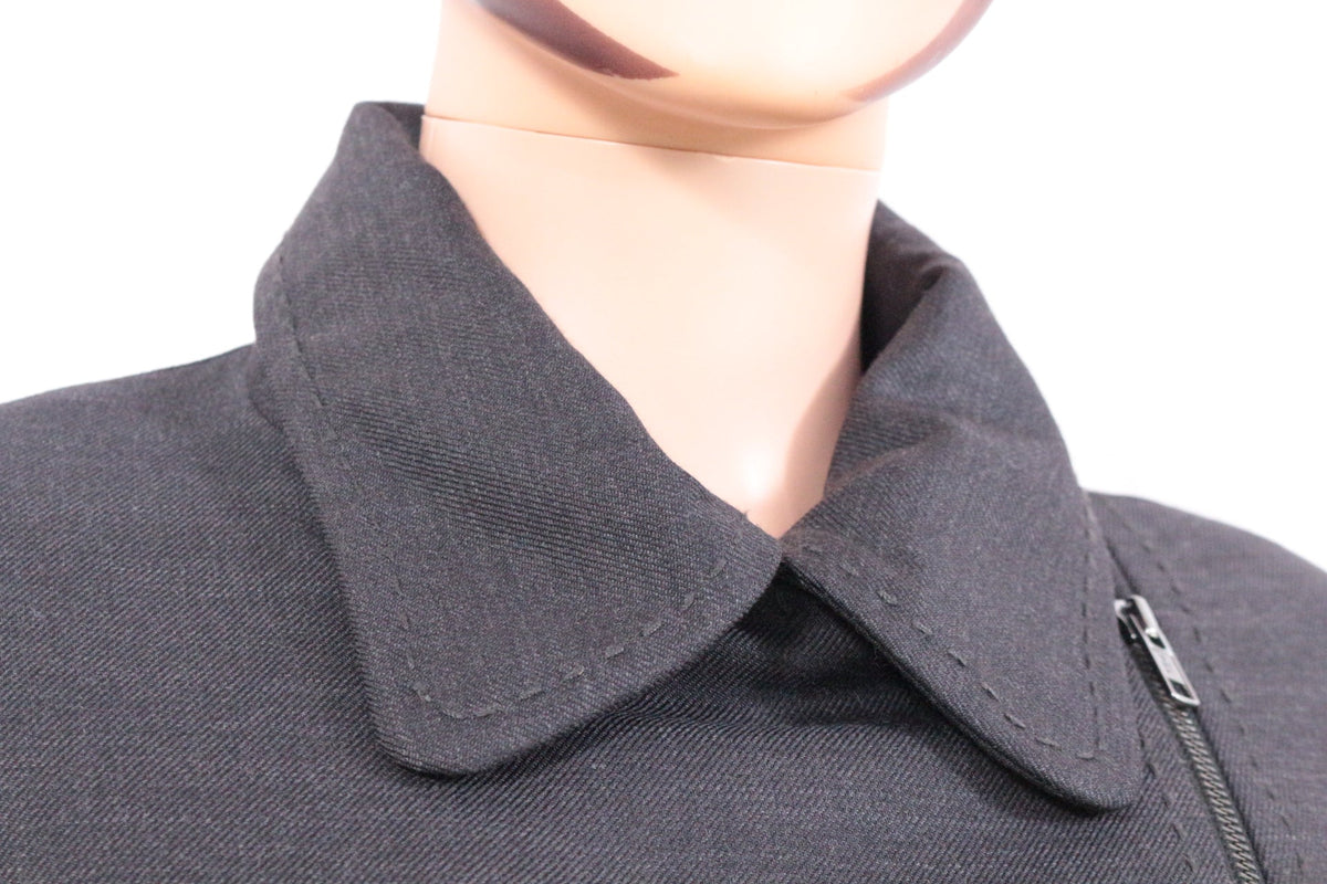 Veste en laine grise Frippindealz avec col classique et fermeture éclair diagonale, style chic et épuré.