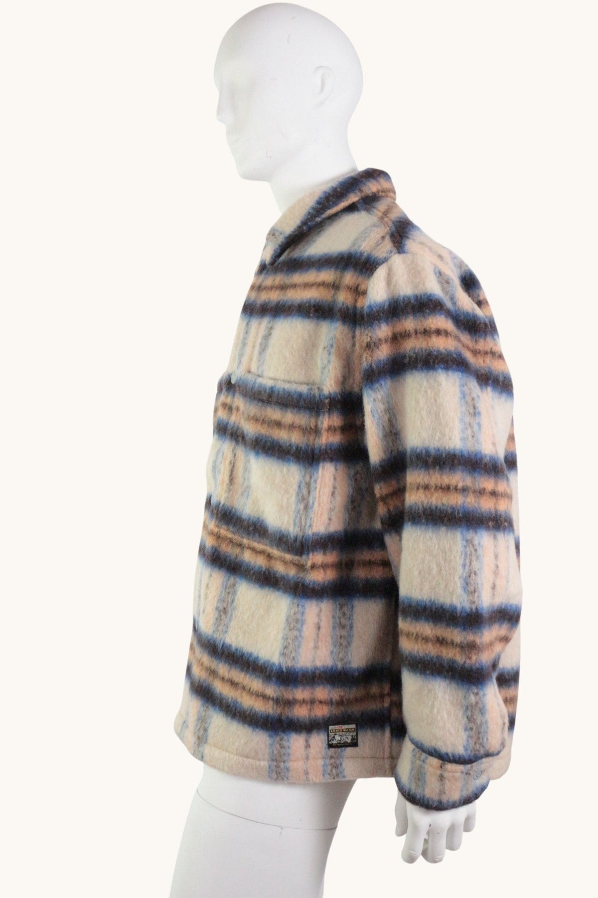 Veste unisexe Frippindealz Levi's en laine beige à motif plaid, coupe décontractée, vue de profil sur mannequin