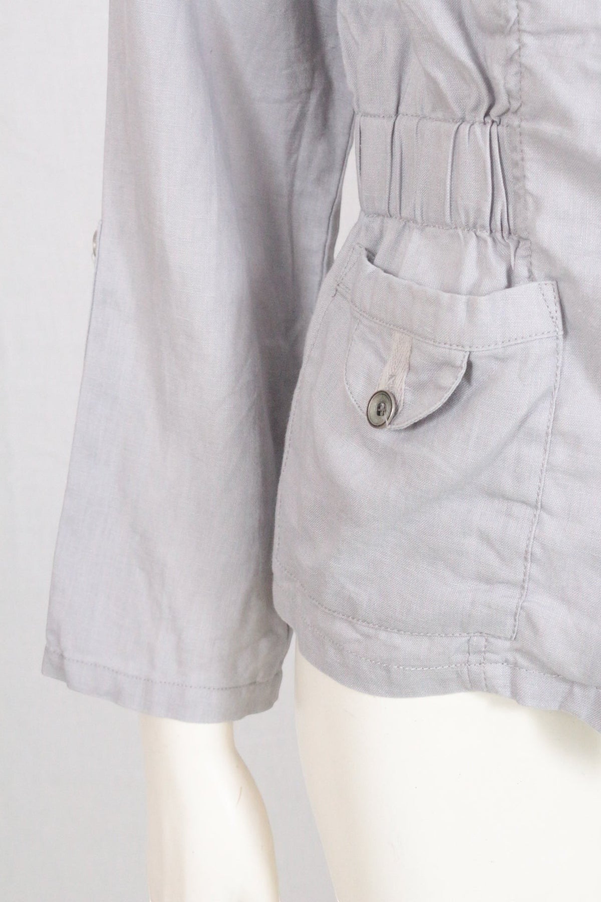 Veste en lin gris clair Frippindealz avec taille élastique et poche boutonnée, style minimaliste et élégant