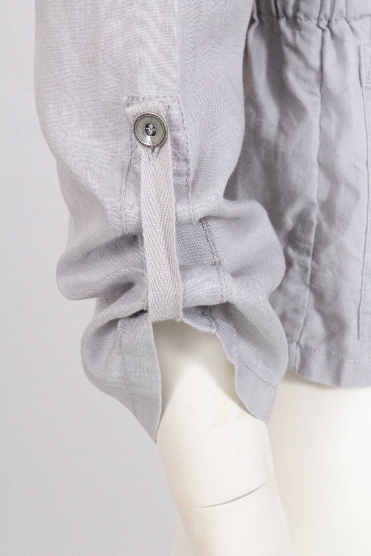 Détail de la manche retroussée d'une veste en lin gris clair Scottage vendue par Frippindealz
