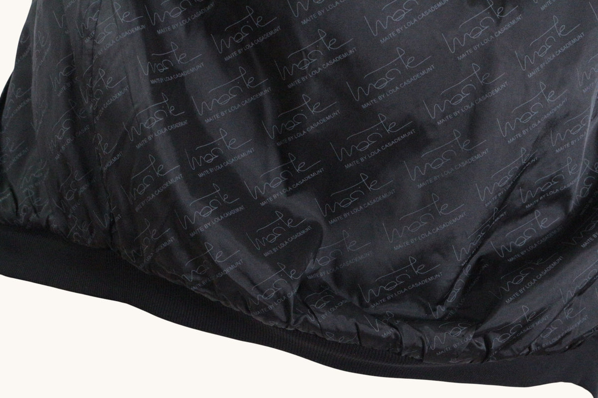 Doublure noire de veste Frippindealz Lola Casademunte avec logo imprimé en répétition et bordure élastique