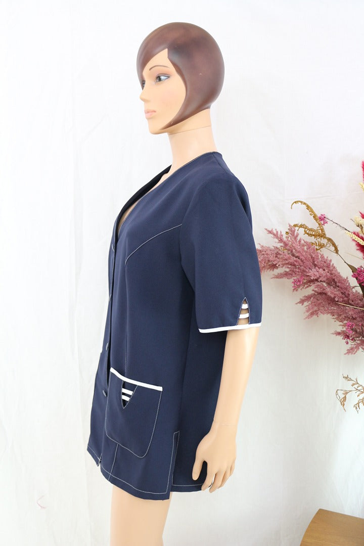 Veste Frippindealz marine à manches courtes avec détails contrastés blancs, col V et poches plaquées sur mannequin