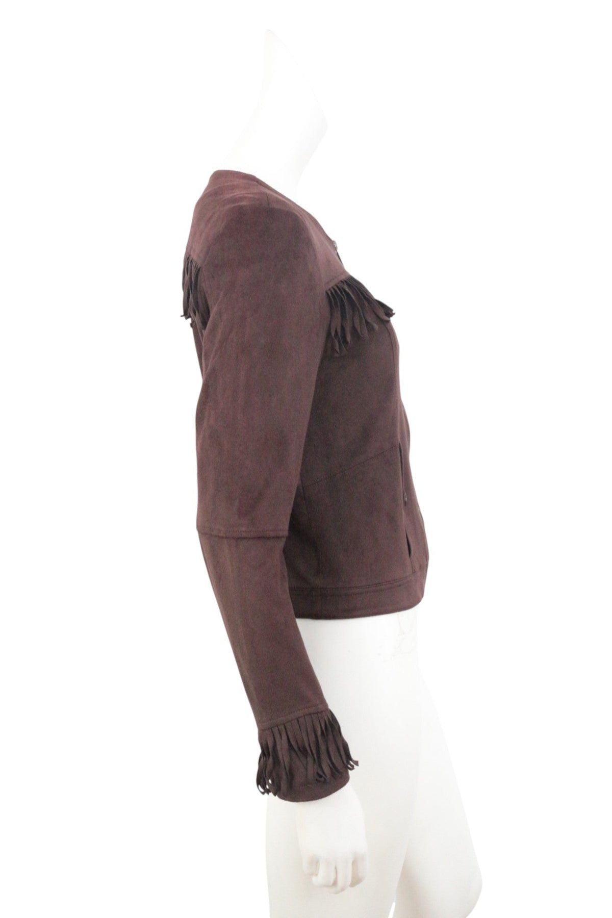 Veste Frippindealz marron effet daim avec franges style boho chic et western, vue de profil sur mannequin.