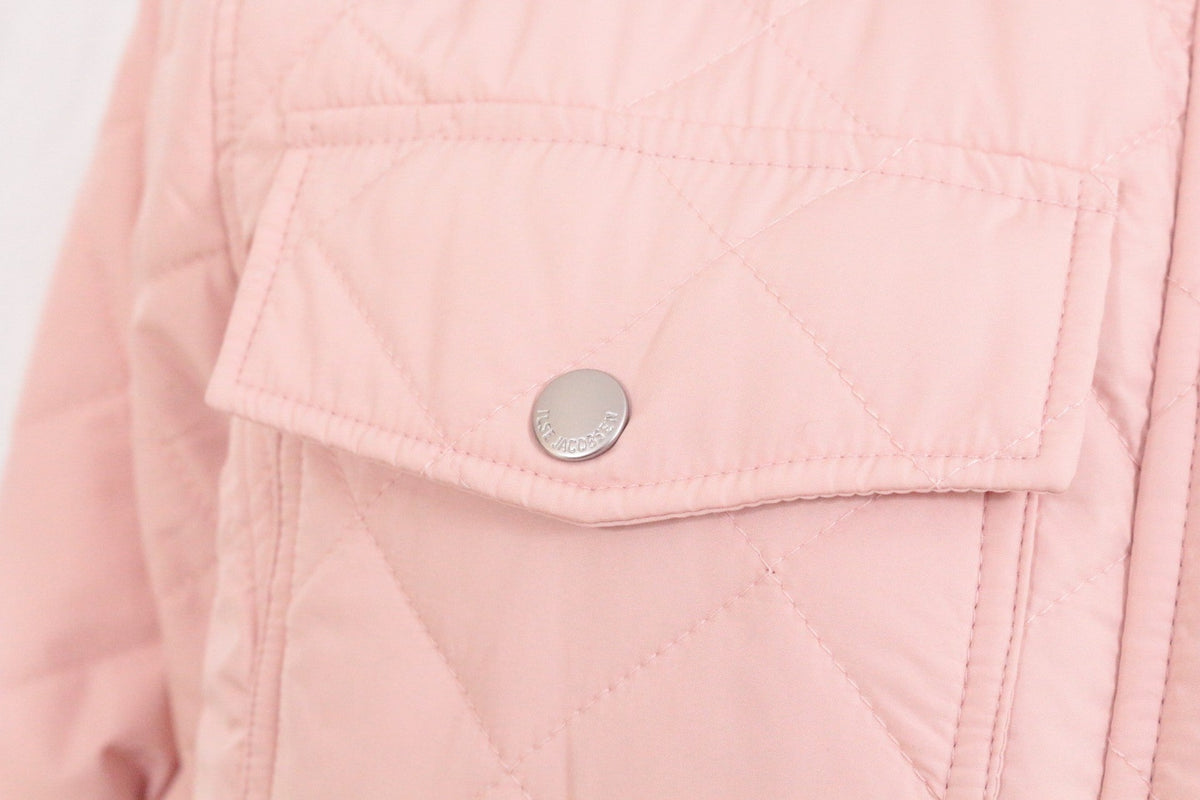 Gros plan sur la poche d'une veste matelassée rose Frippindealz avec bouton pression gravé Ilse Jacobsen